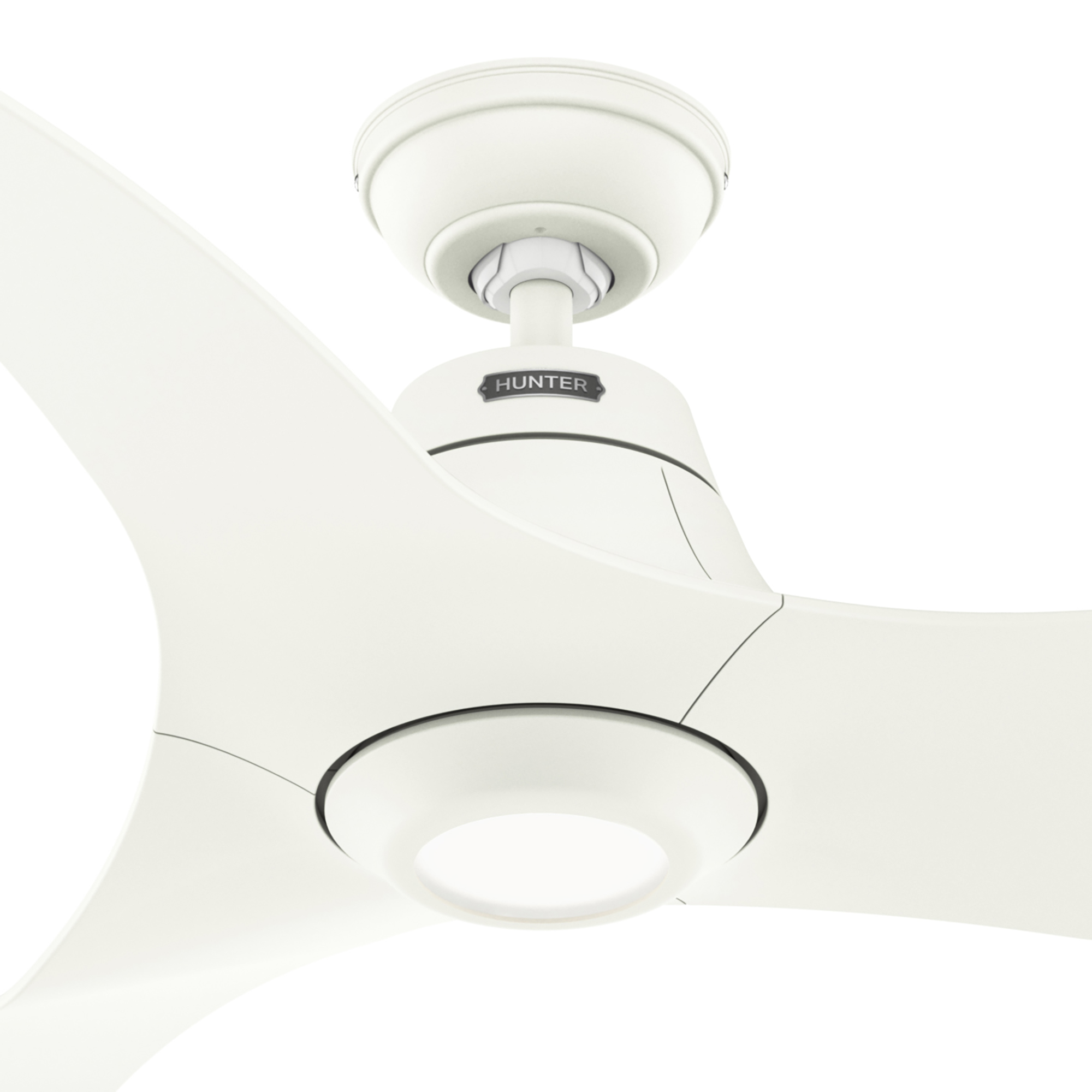 Nahaufnahme eines weißen Deckenventilators mit dem Markennamen 'HUNTER'.