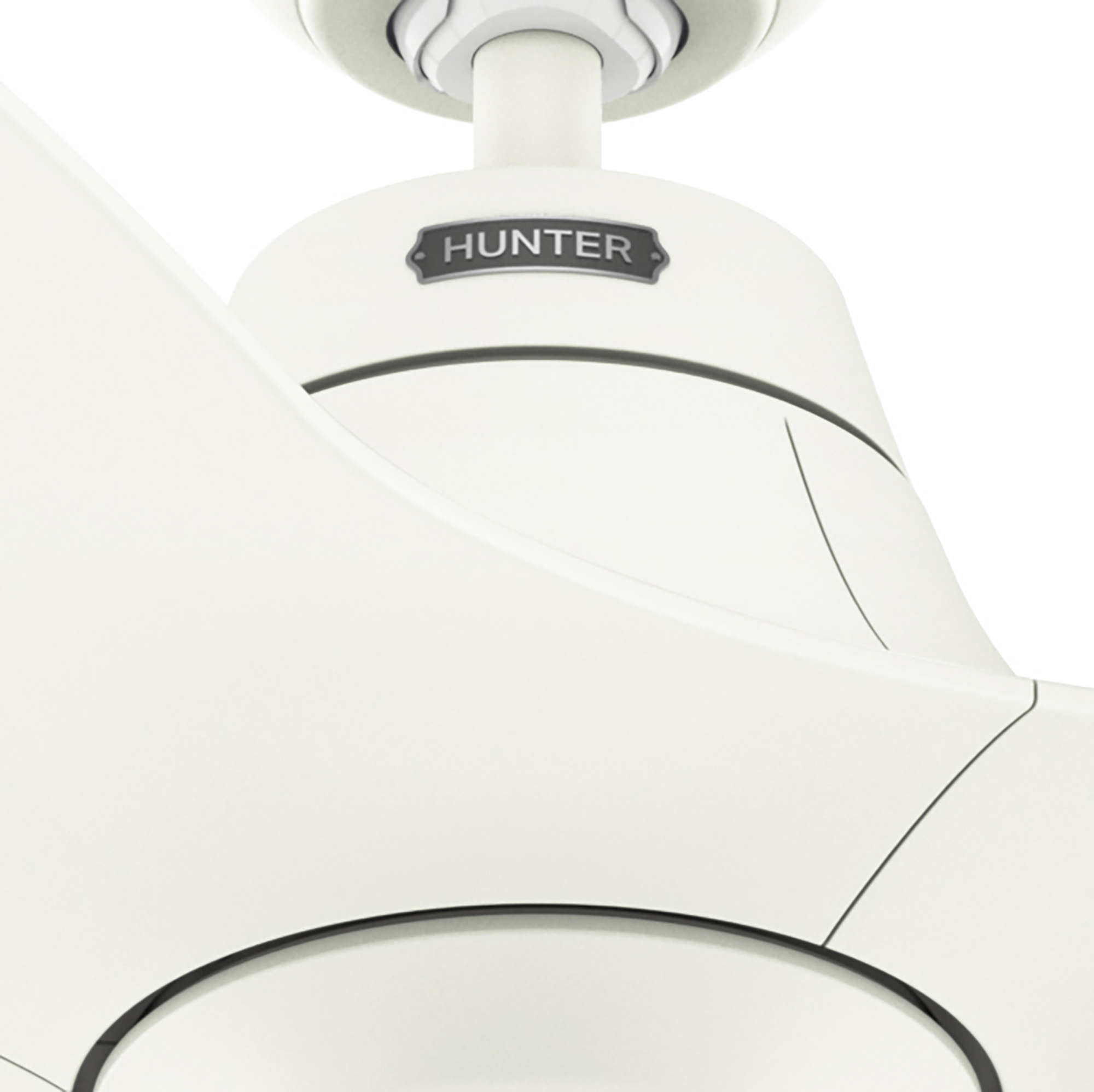 Nahaufnahme eines weißen Deckenventilators. Der Ventilator hat ein Logo.