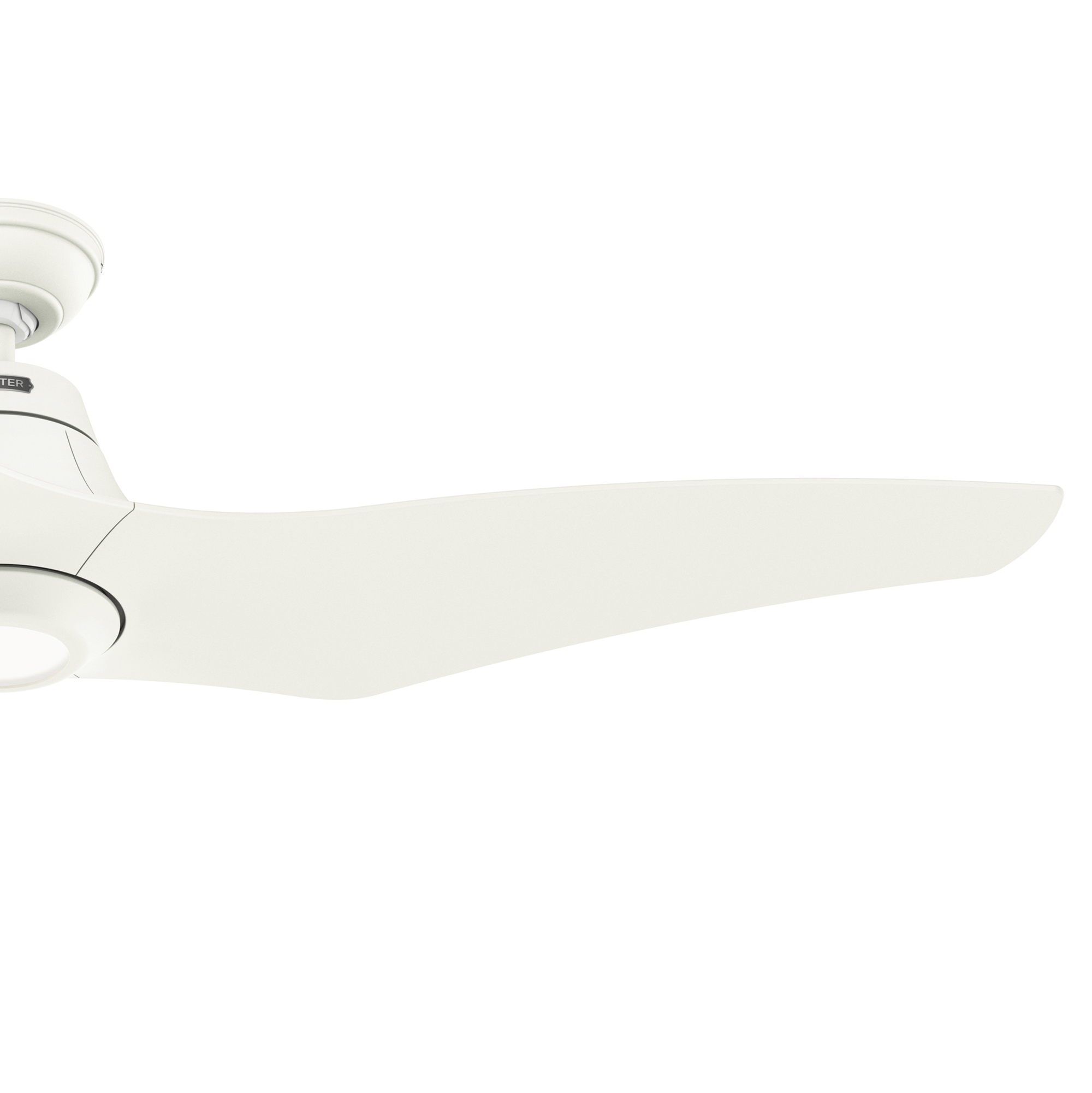Nahaufnahme eines weißen Deckenventilatorblatts, das sein glattes, geschwungenes Design vor weißem Hintergrund zeigt.
