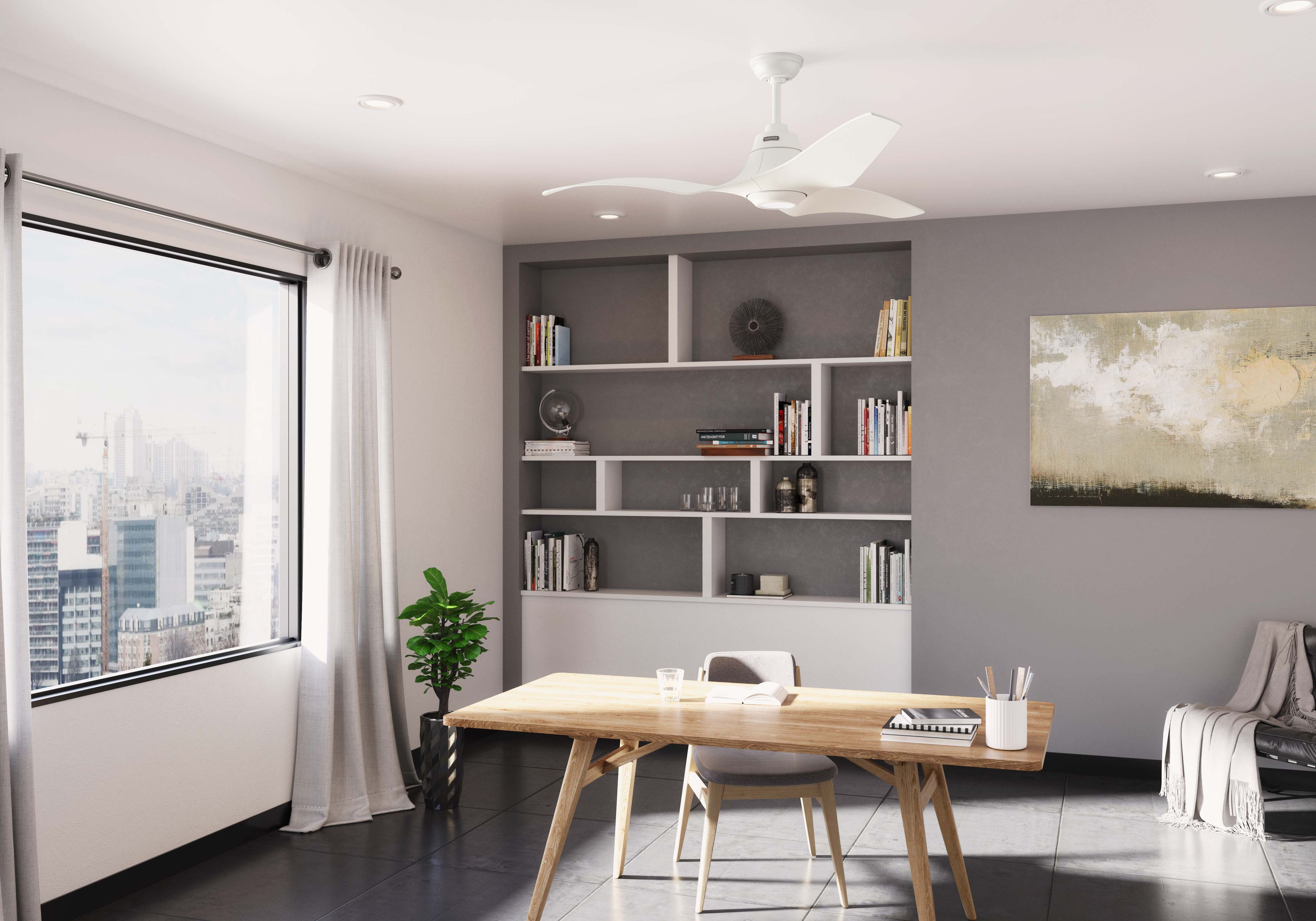 Ein weißer Deckenventilator in einem modernen Büro. Das Zimmer hat einen Holztisch, ein Fenster und ein Bücherregal.