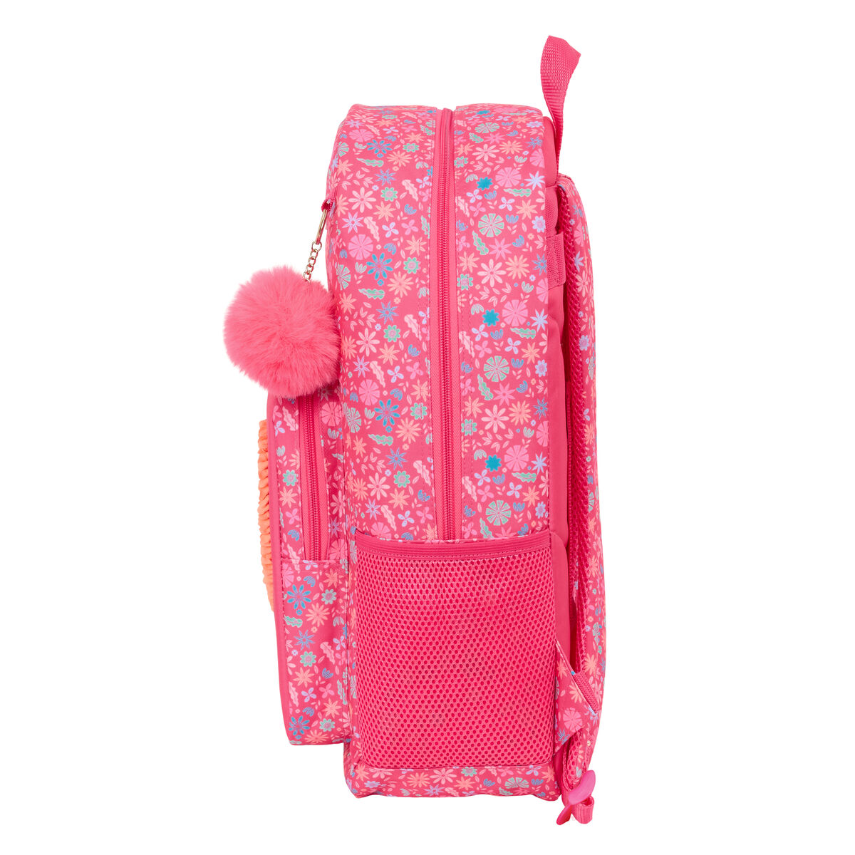 Ein pinkfarbener, floral bedruckter Rucksack mit Bommel und Seitentasche, von der Seite gesehen.