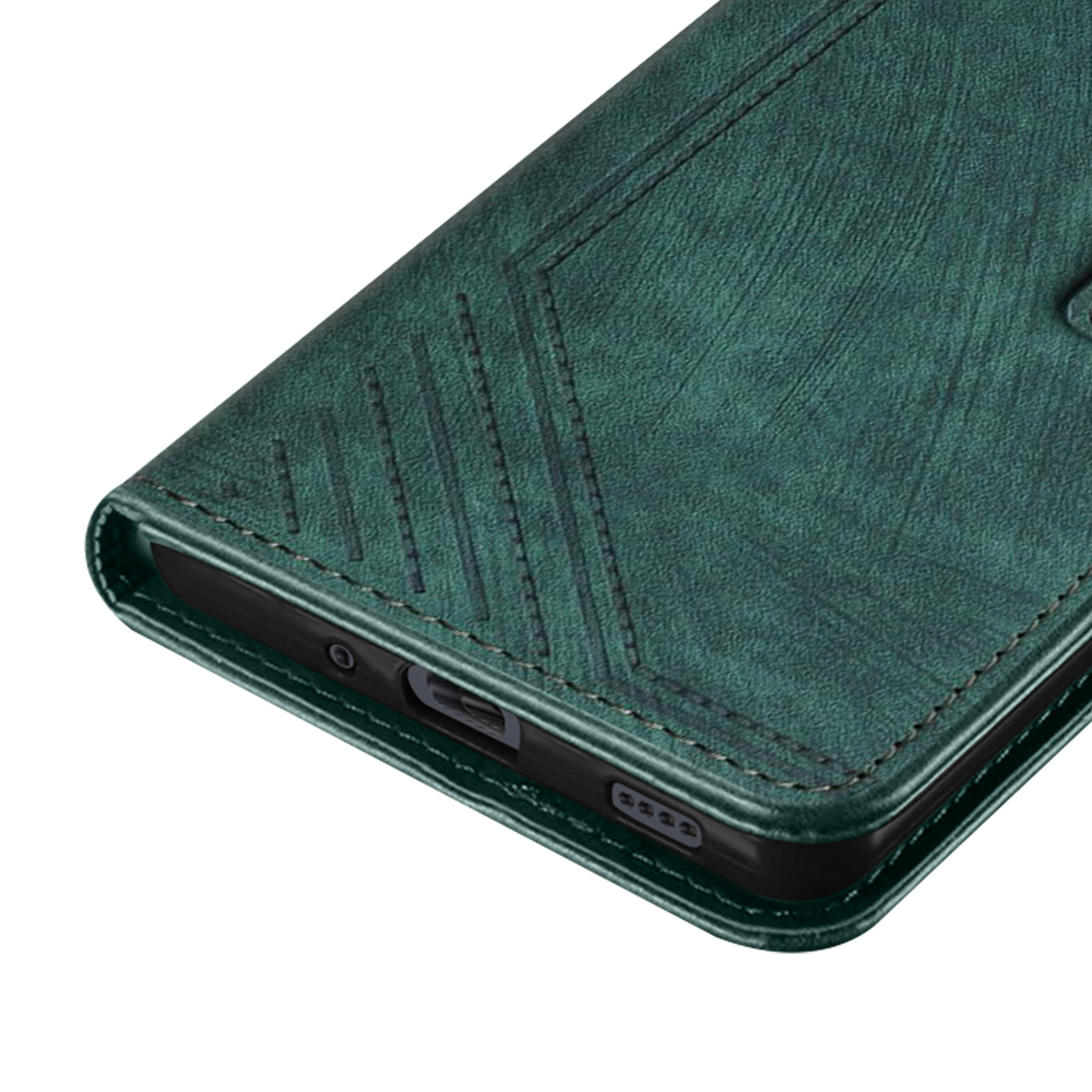 Primo piano di una custodia per telefono in pelle verde. Presenta cuciture, un angolo, aperture delle porte e una superficie strutturata.