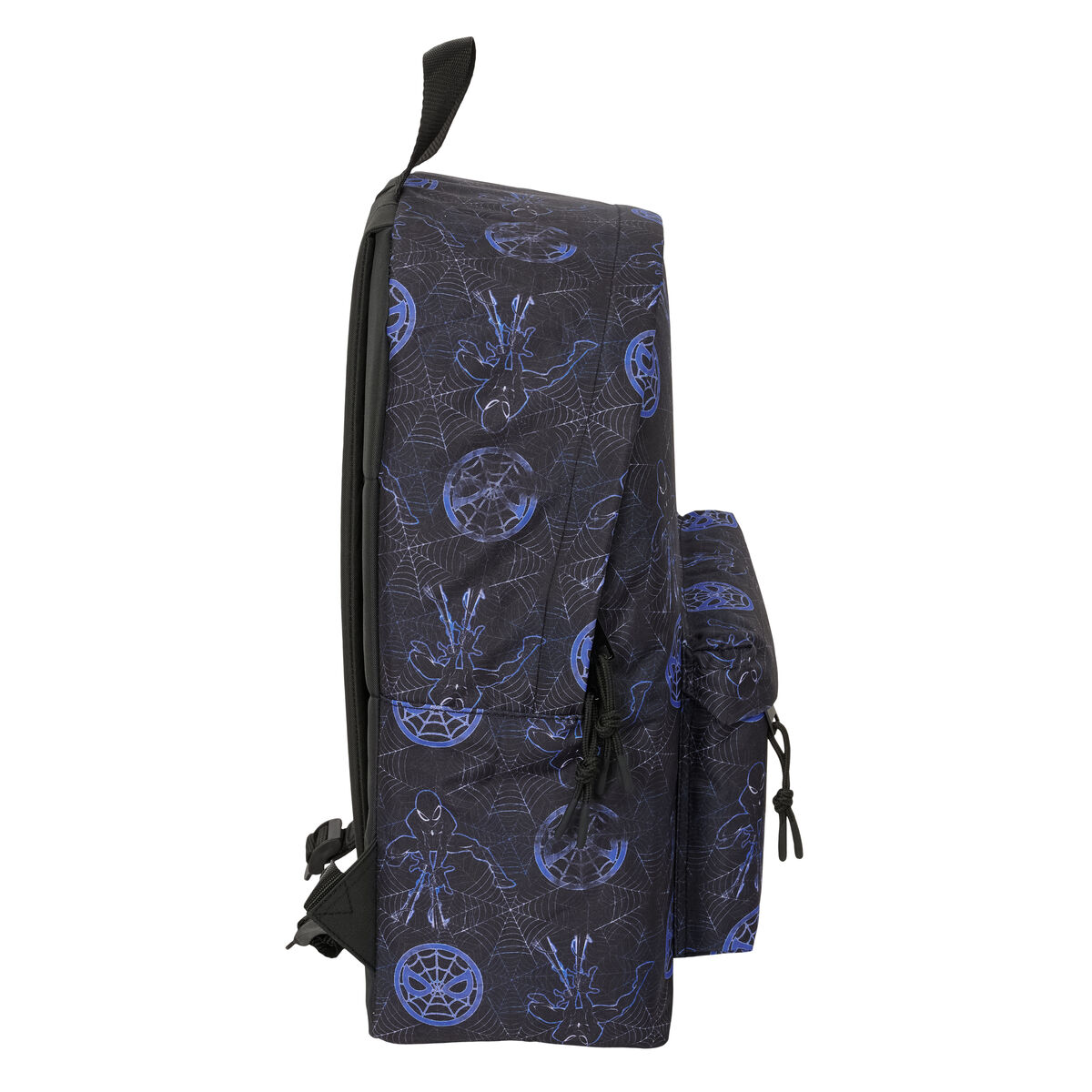 Schwarzer Rucksack mit blauem Spinnennetz und Logo. Seitentasche. Schwarzer Griff. Weißer Hintergrund.
