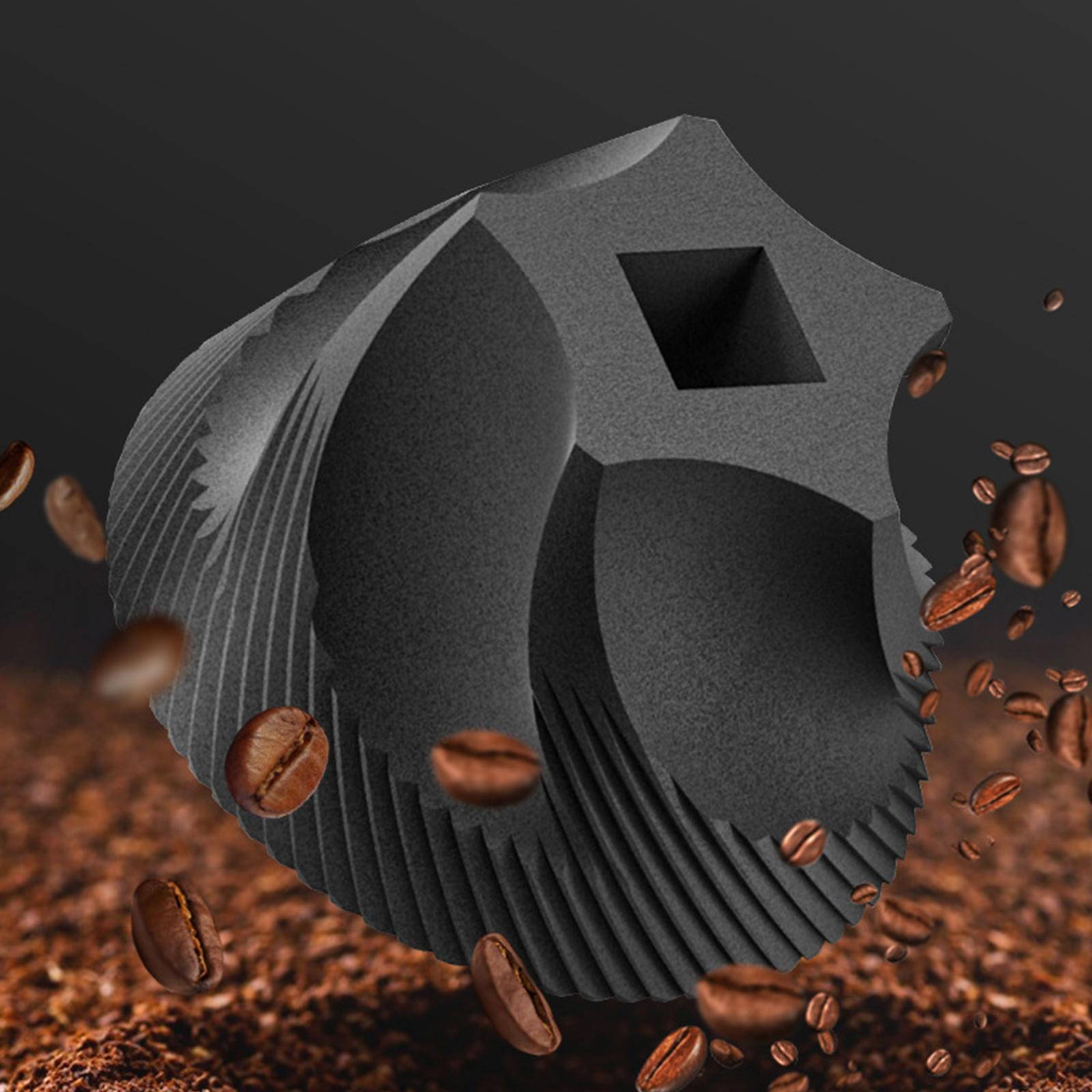 Nahaufnahme von Kaffeemühlen-Schleifscheiben und Kaffeebohnen. Fokus auf das Innere der Mühle.