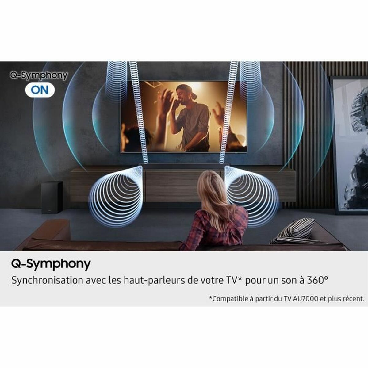 Eine Frau sitzt vor einem Fernseher, mit einer Schallwellengrafik und Text.