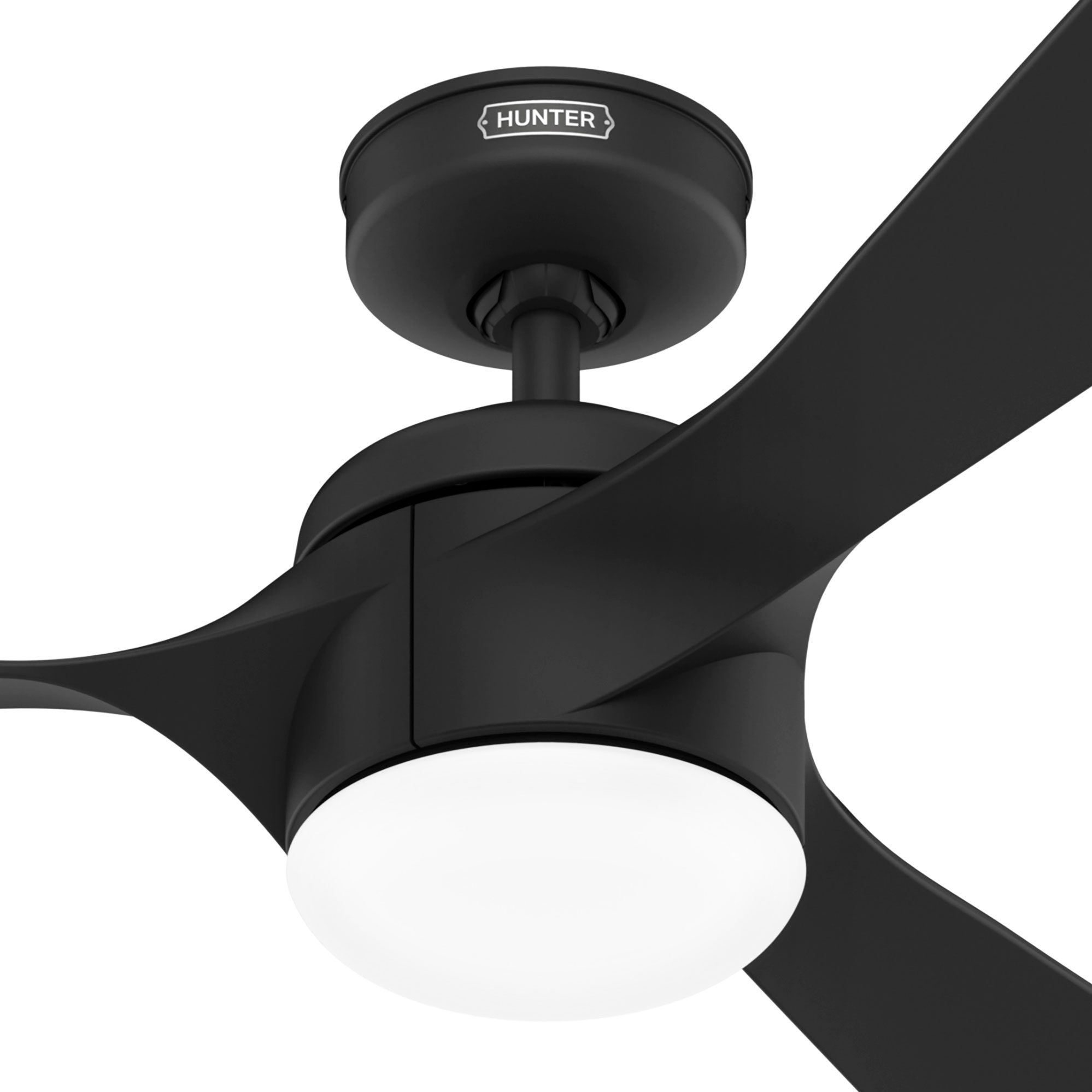 Ein schwarzer Deckenventilator mit drei Flügeln. Der Ventilator hat eine Leuchte in der Mitte.