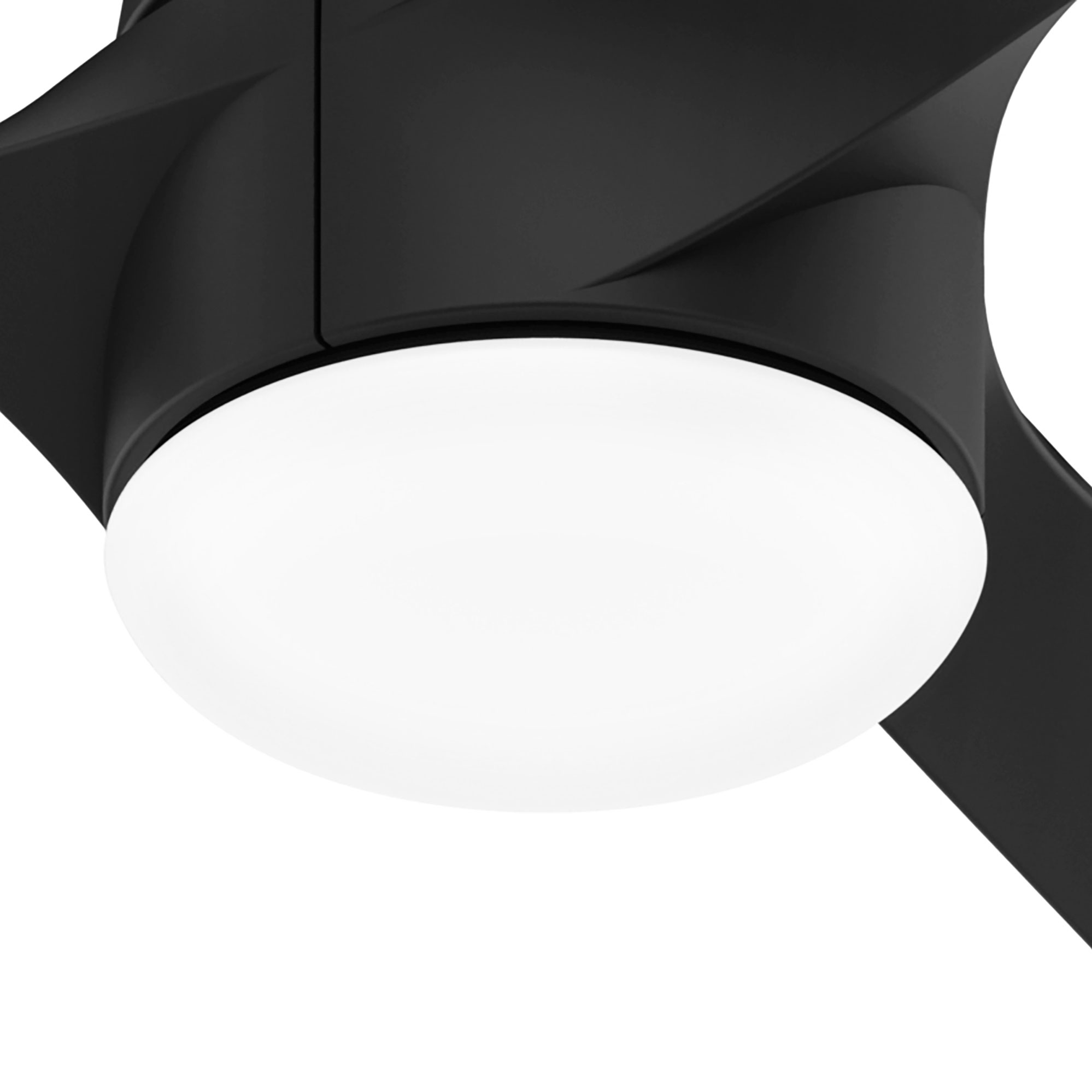 Nahaufnahme eines schwarzen Deckenventilators mit LED-Licht. Das Licht hat eine weiße ovale Form.