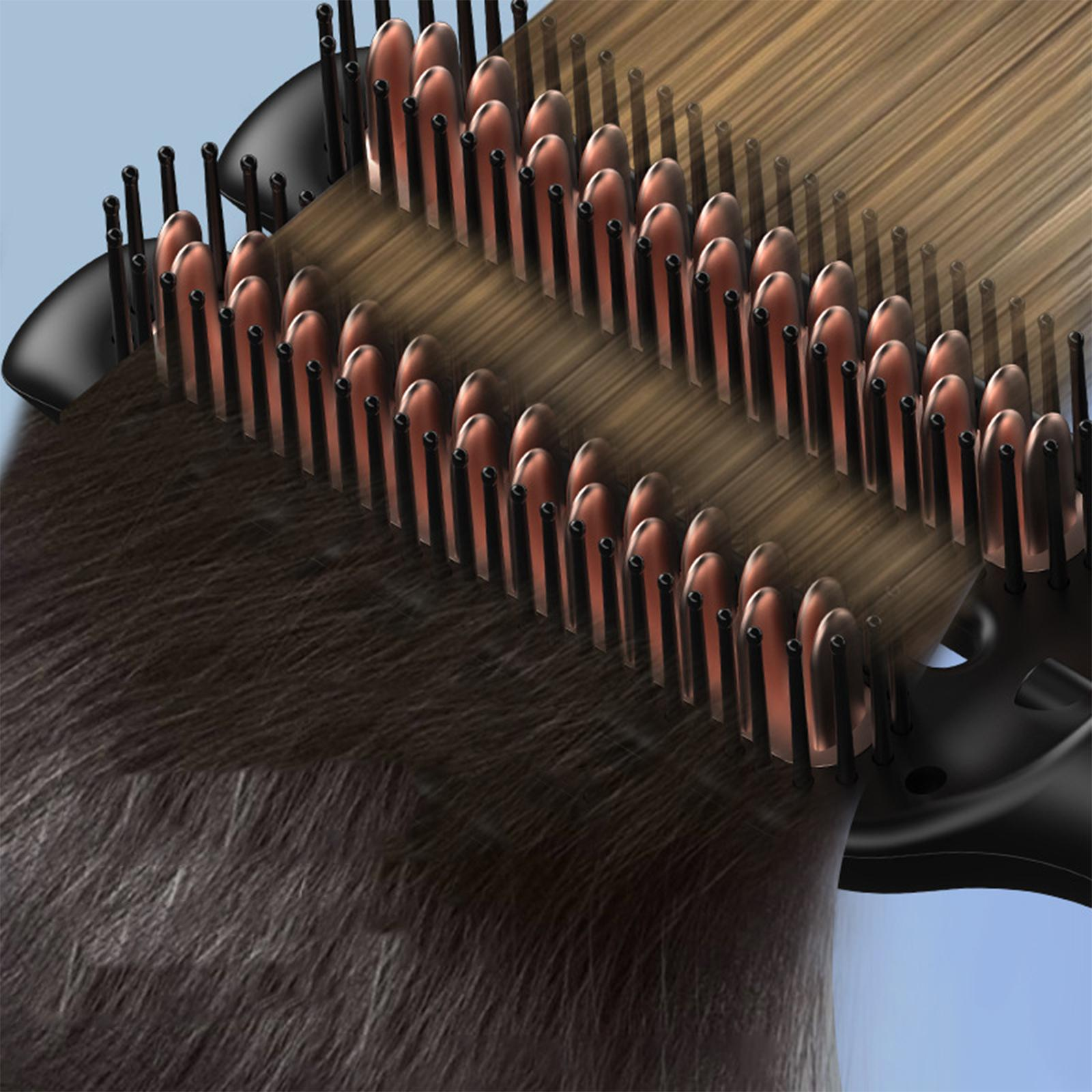 Haarglättungsbürste mit Borsten, in Aktion auf braunem Haar.