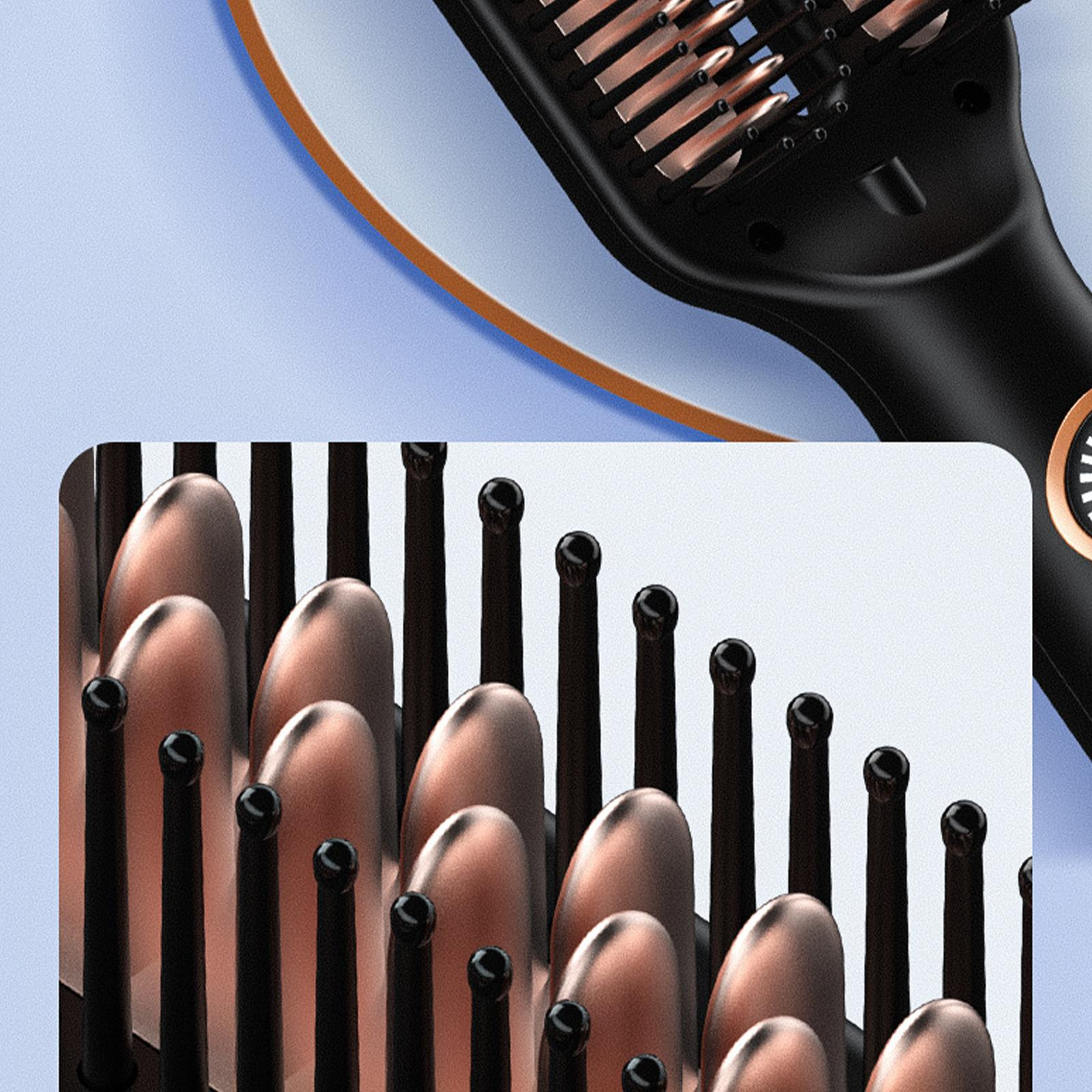 Nahaufnahme einer schwarzen Haarglättungsbürste mit kupferfarbenen Borsten. Die Bürste ist angewinkelt.