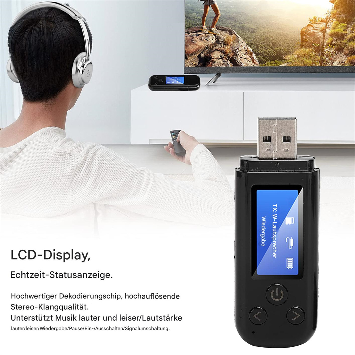 Ein Mann hält eine Fernbedienung, während er auf einen Fernseher blickt. Ein schwarzes Gerät ist an einen USB-Anschluss angeschlossen.