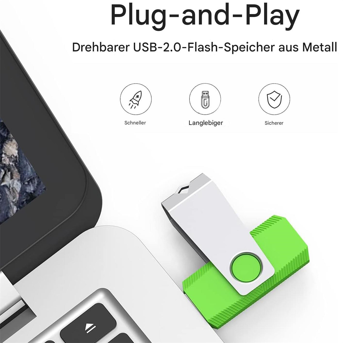 USB-Stick, weiß und grün, teilweise in einen Laptop gesteckt.
