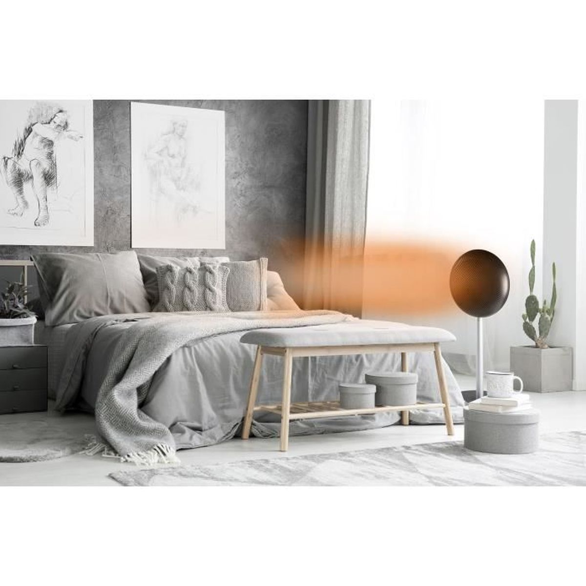 Ein Schlafzimmer mit Bett, Bank und einem schwarzen Lautsprecher auf einem Ständer. Warme Luft ist sichtbar.