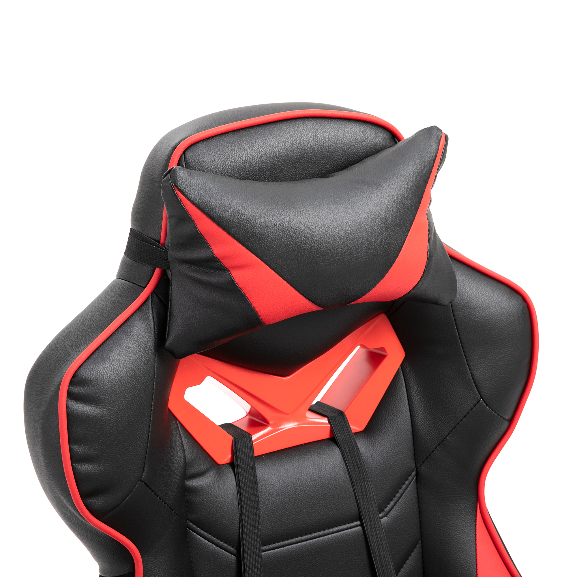 Nahaufnahme der Kopfstütze eines schwarz-roten Gaming-Stuhls. Sie besteht aus Leder und hat rote Akzente. Auf weißem Hintergrund.