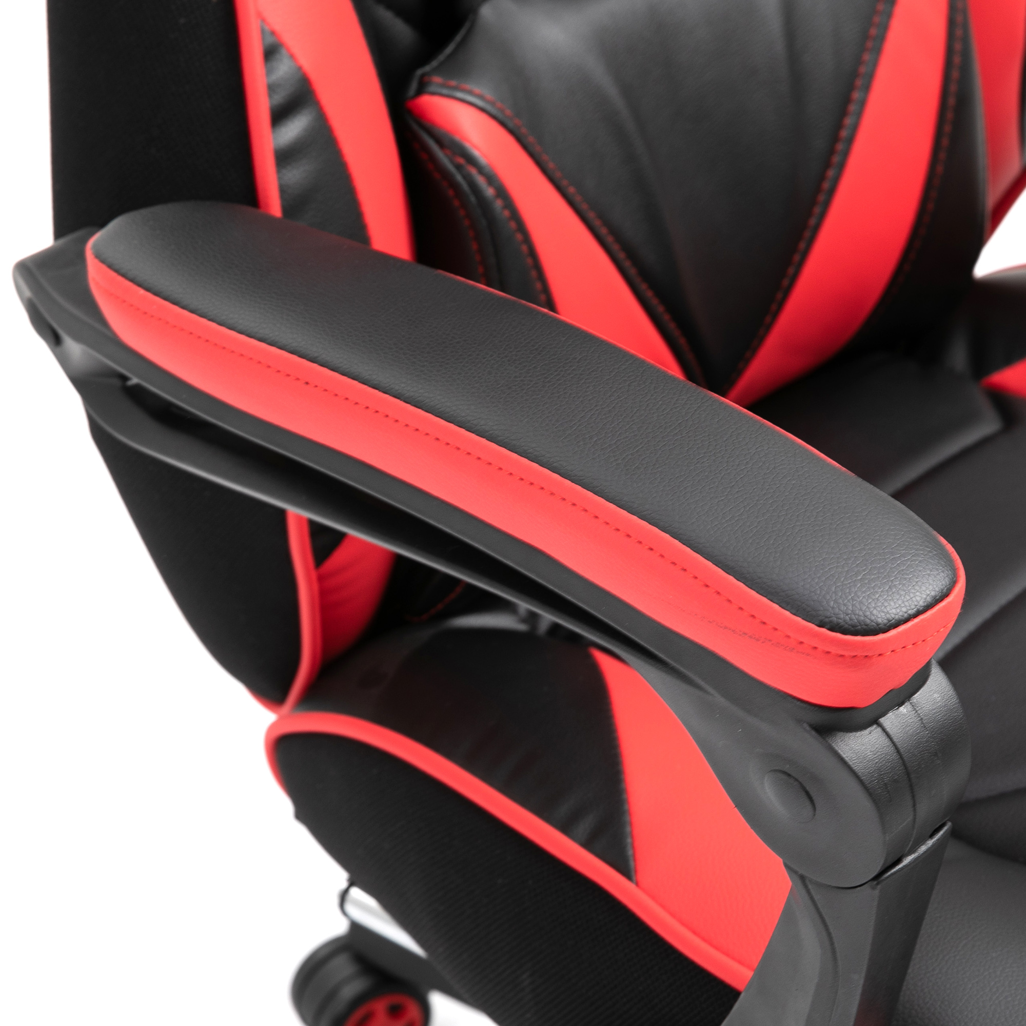 Nahaufnahme einer Armlehne eines schwarz-roten Gaming-Stuhls. Der Stuhl ist aus Leder.