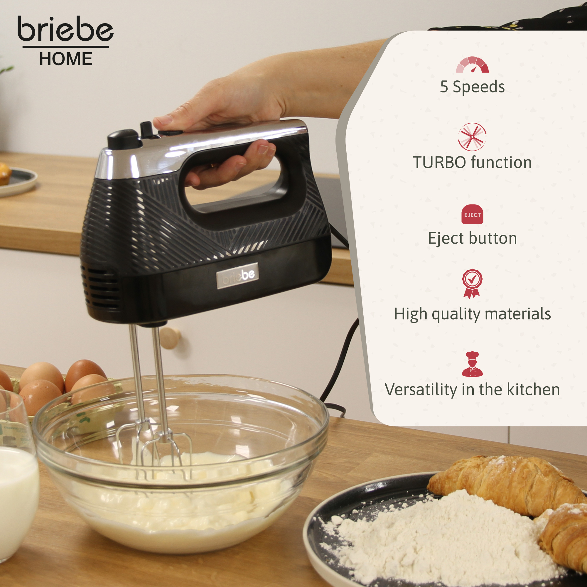 Una batidora eléctrica negra con varias funciones como velocidades y turbo. Hay ingredientes presentes.