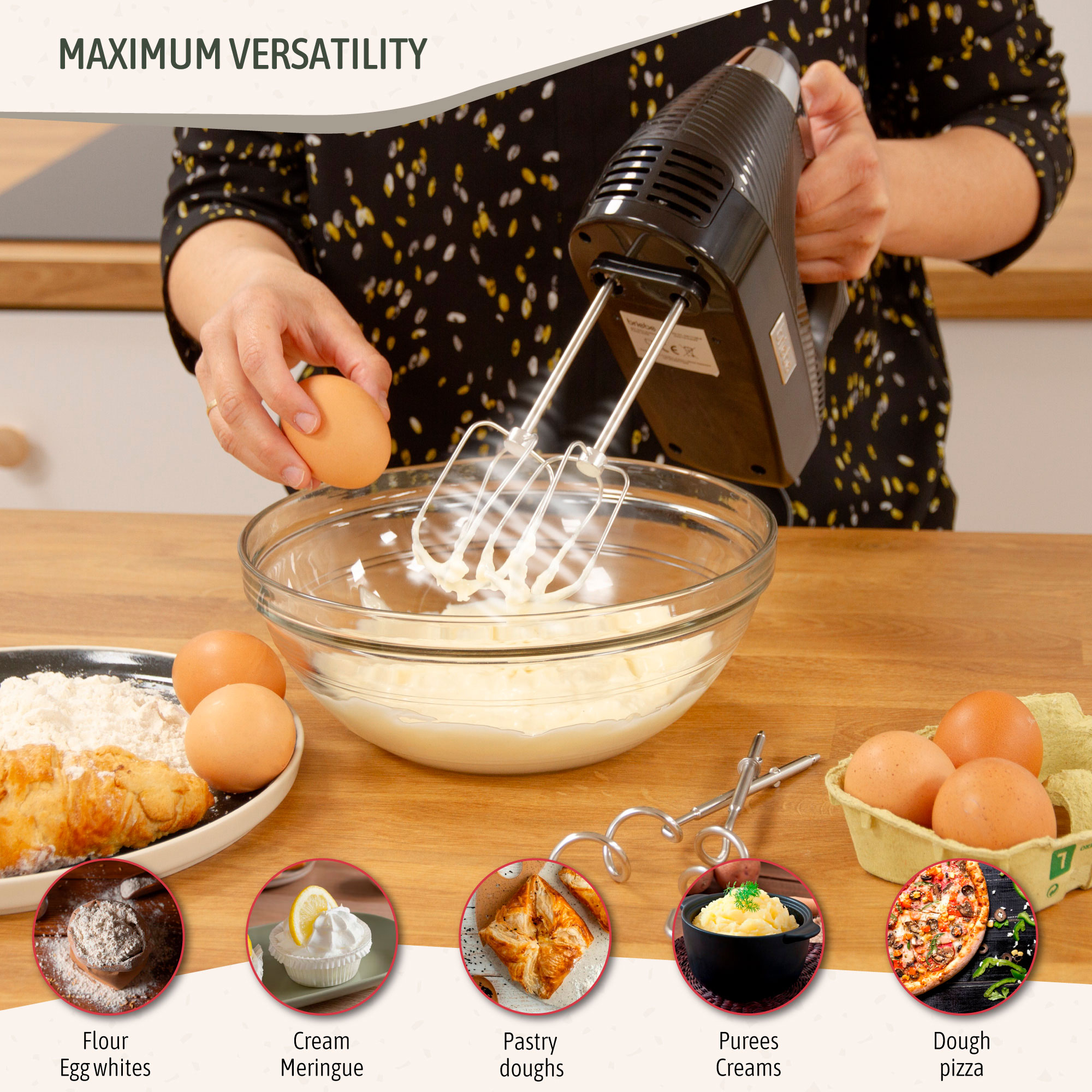 Una persona usa una batidora de mano para mezclar ingredientes en un cuenco de vidrio, con varios ingredientes cerca.