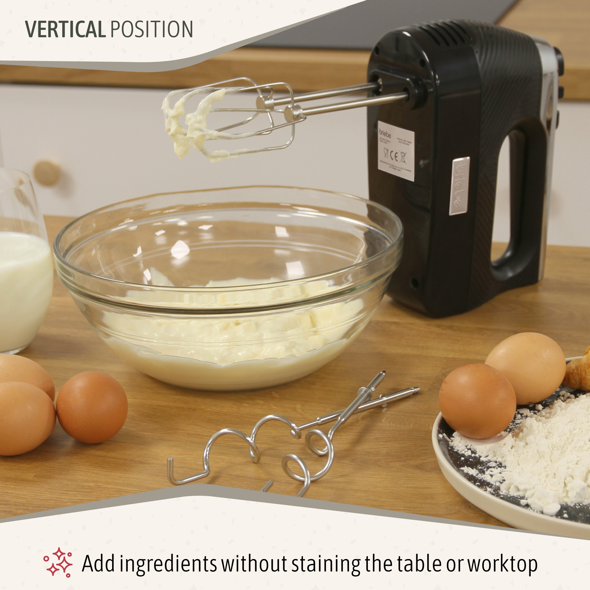 Batidora eléctrica mezclando ingredientes en un bol, con huevos y harina sobre una superficie de madera. Texto presente.