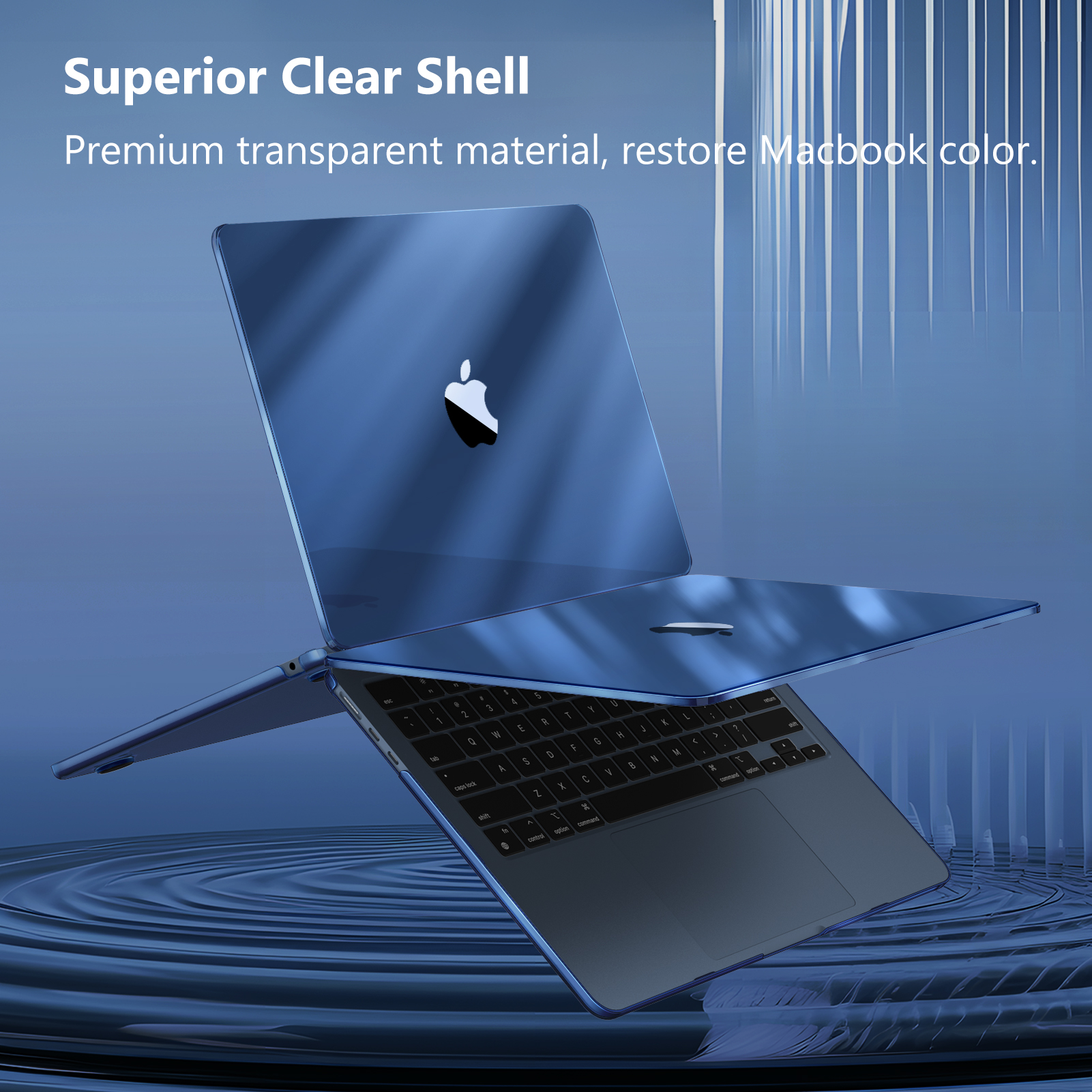 Ein blaues MacBook, bedeckt mit einer transparenten Hülle. Der Laptop ist geöffnet und zeigt die Tastatur. Der Hintergrund ist blau.