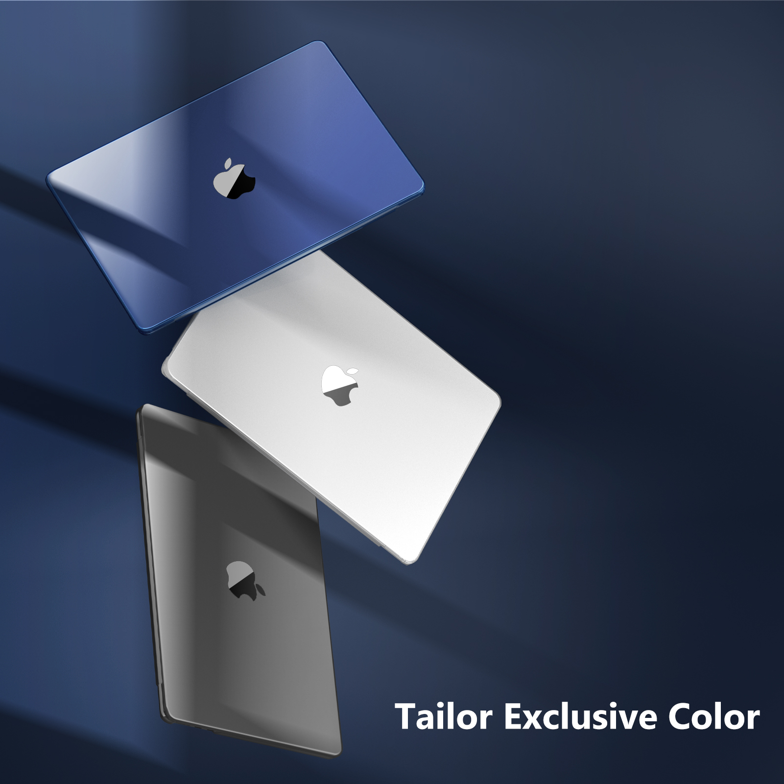 Drei Laptops in Blau, Weiß und Grau mit Apple-Logo auf dunkelblauem Hintergrund. Text: Tailor Exclusive Color.