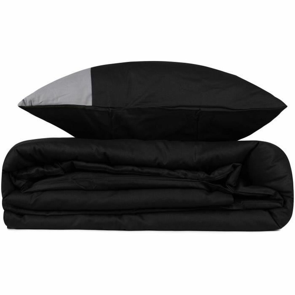Ein schwarzes Bettbezug- und Kissen-Set auf weißem Hintergrund. Das Kissen hat einen grauen Streifen.