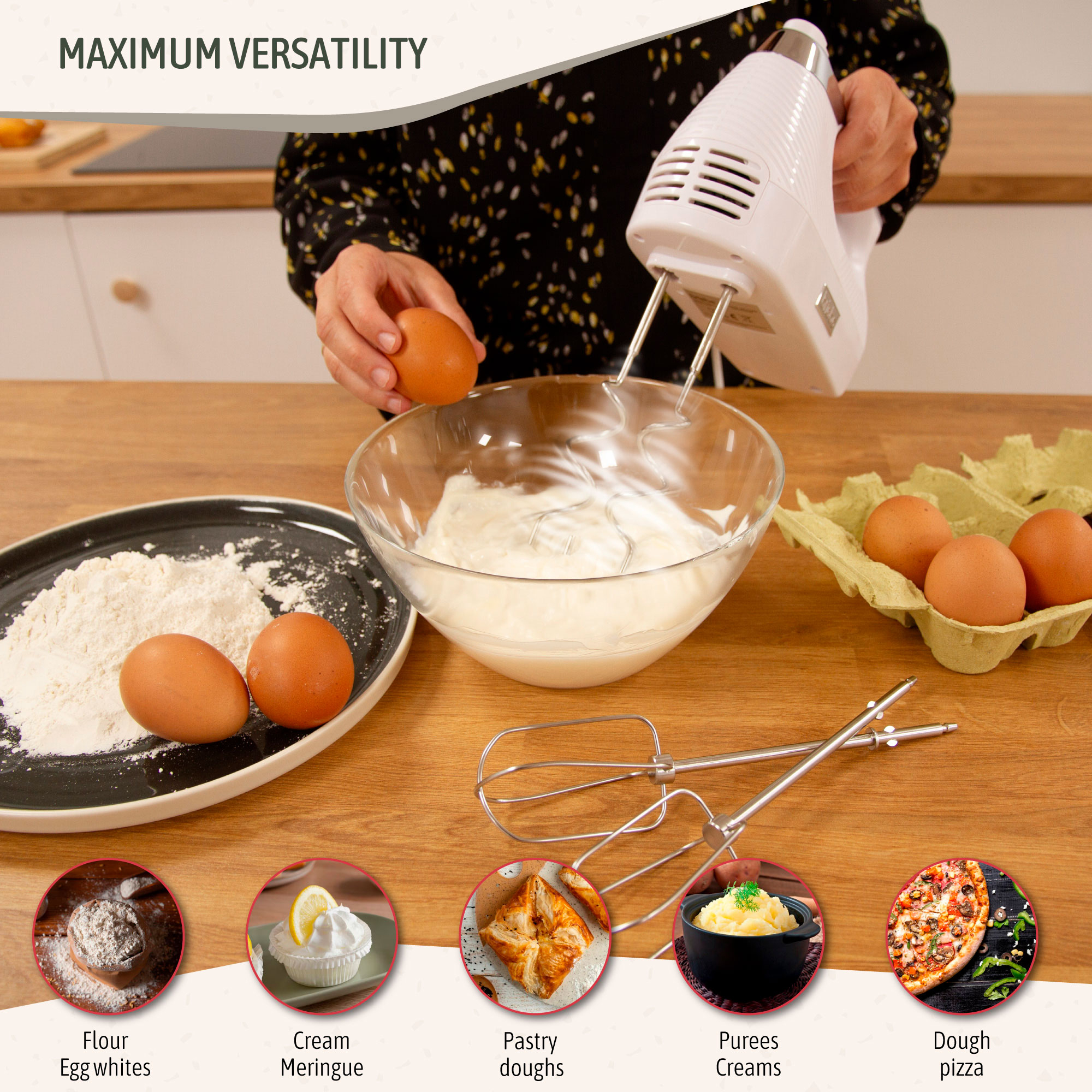 Persona usando una batidora de mano blanca con ingredientes, e imágenes de diferentes alimentos.