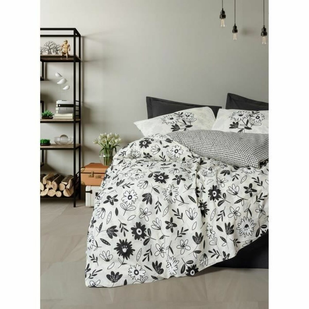 Bett mit schwarz-weißem Blumendruck-Bettwäsche, mit schwarzem Kopfteil und Regal.