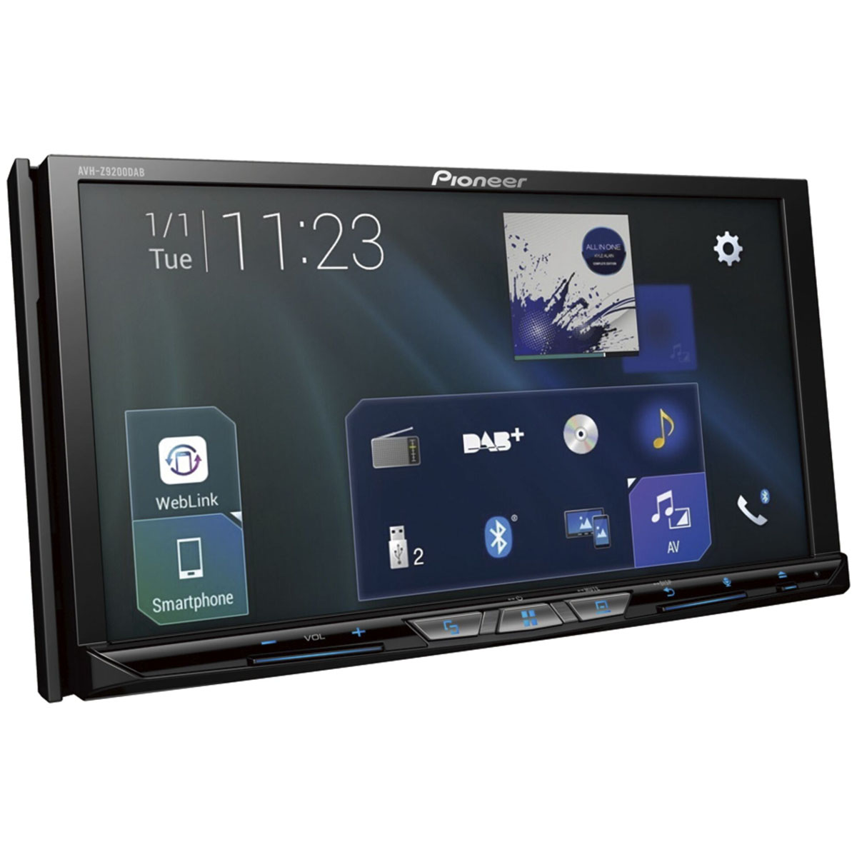 Pioneer Autoradio. Schwarze Blende, großer Bildschirm mit Uhrzeit, Datum und Musikinfo. Weißer Hintergrund.