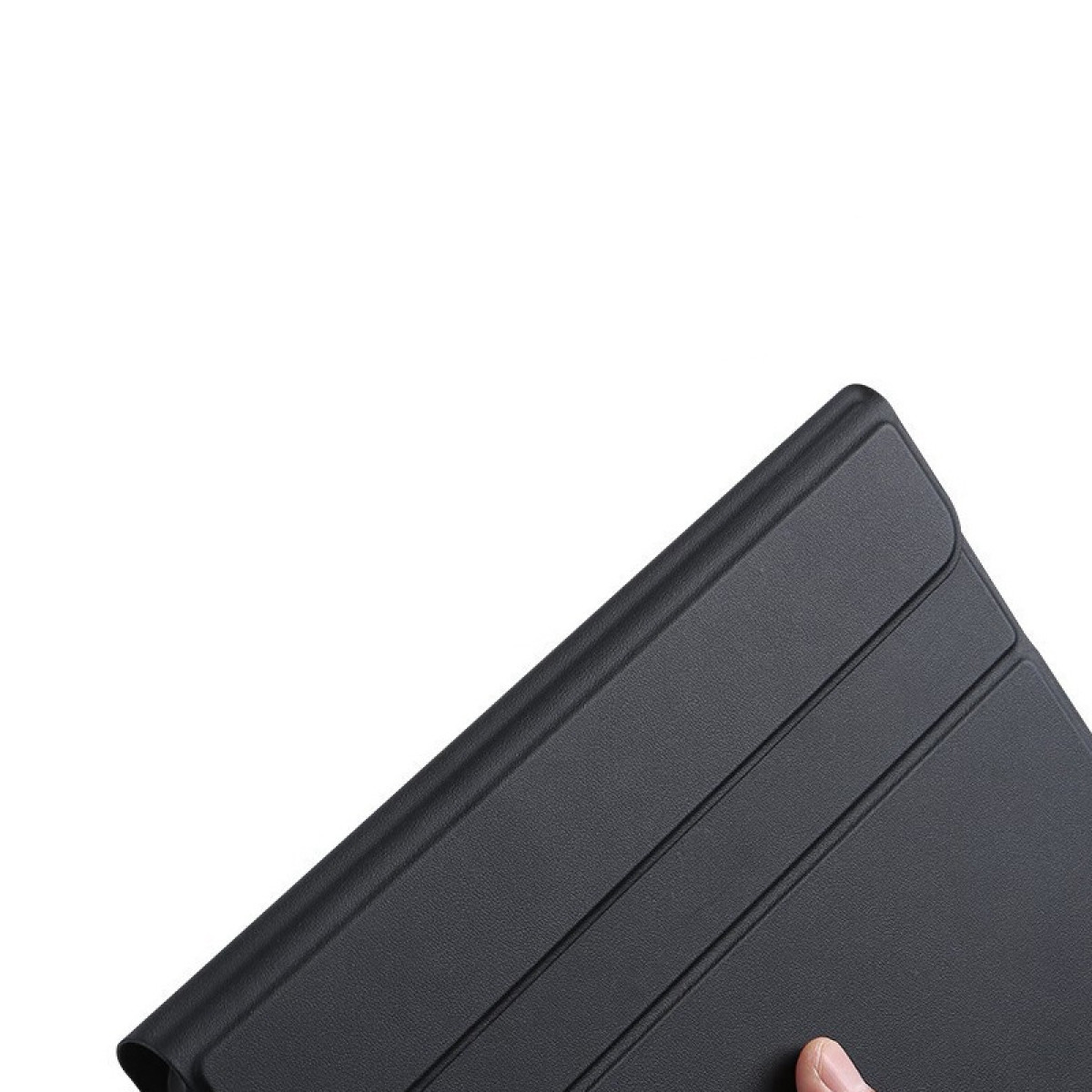 Eine schwarze Tablet-Hülle ist im Winkel zu sehen. Die Hülle ist geschlossen und nur teilweise sichtbar.