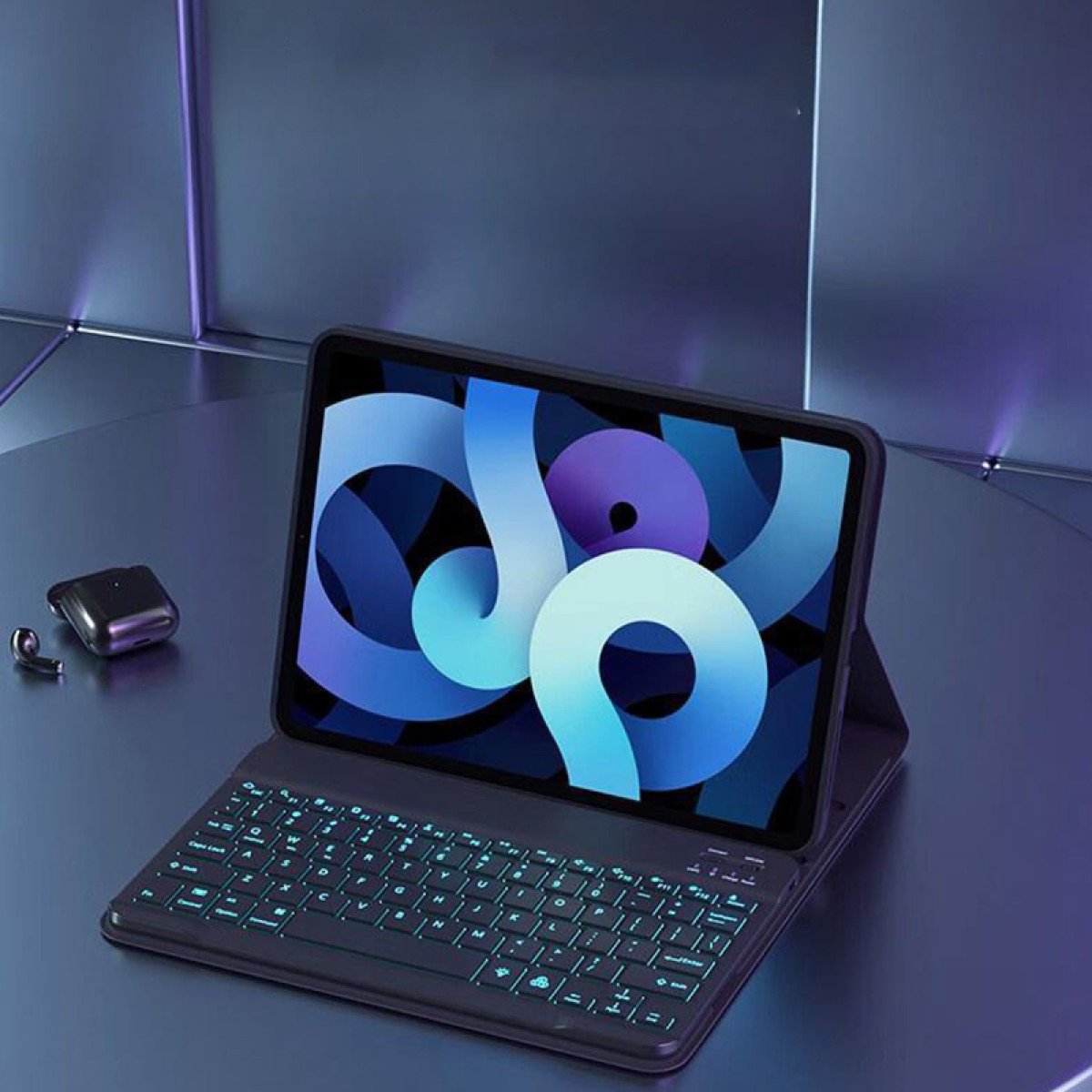 Laptop mit angeschlossener Tastatur. Bildschirm zeigt farbenfrohes, abstraktes Design. Schwarzes Gehäuse. Blaue Beleuchtung.