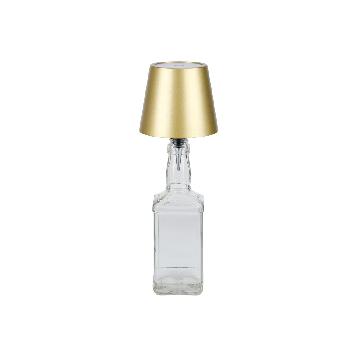 Eine Lampe mit einer Schnapsflasche als Sockel, goldener Lampenschirm. Weißer Hintergrund.