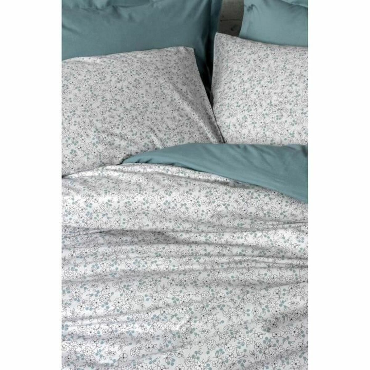 Bettwäsche-Set mit hellblauen Blumenmustern. Enthält Kissen, Bettdecke und Laken, wodurch ein weiches und luftiges Ambiente entsteht.