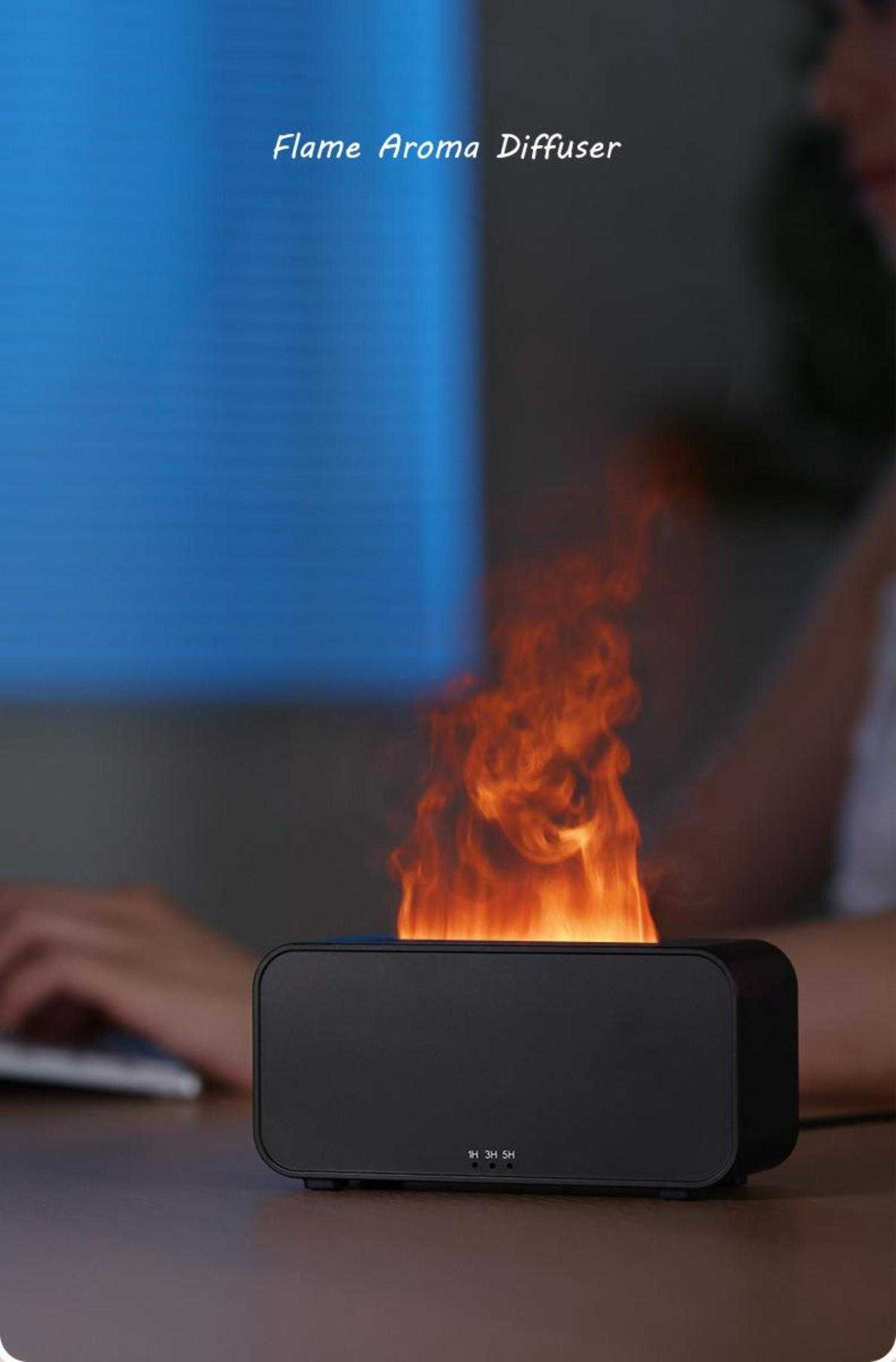 Schwarzer Flammen-Aroma-Diffusor mit Flammeneffekt. Er steht auf einem Tisch.