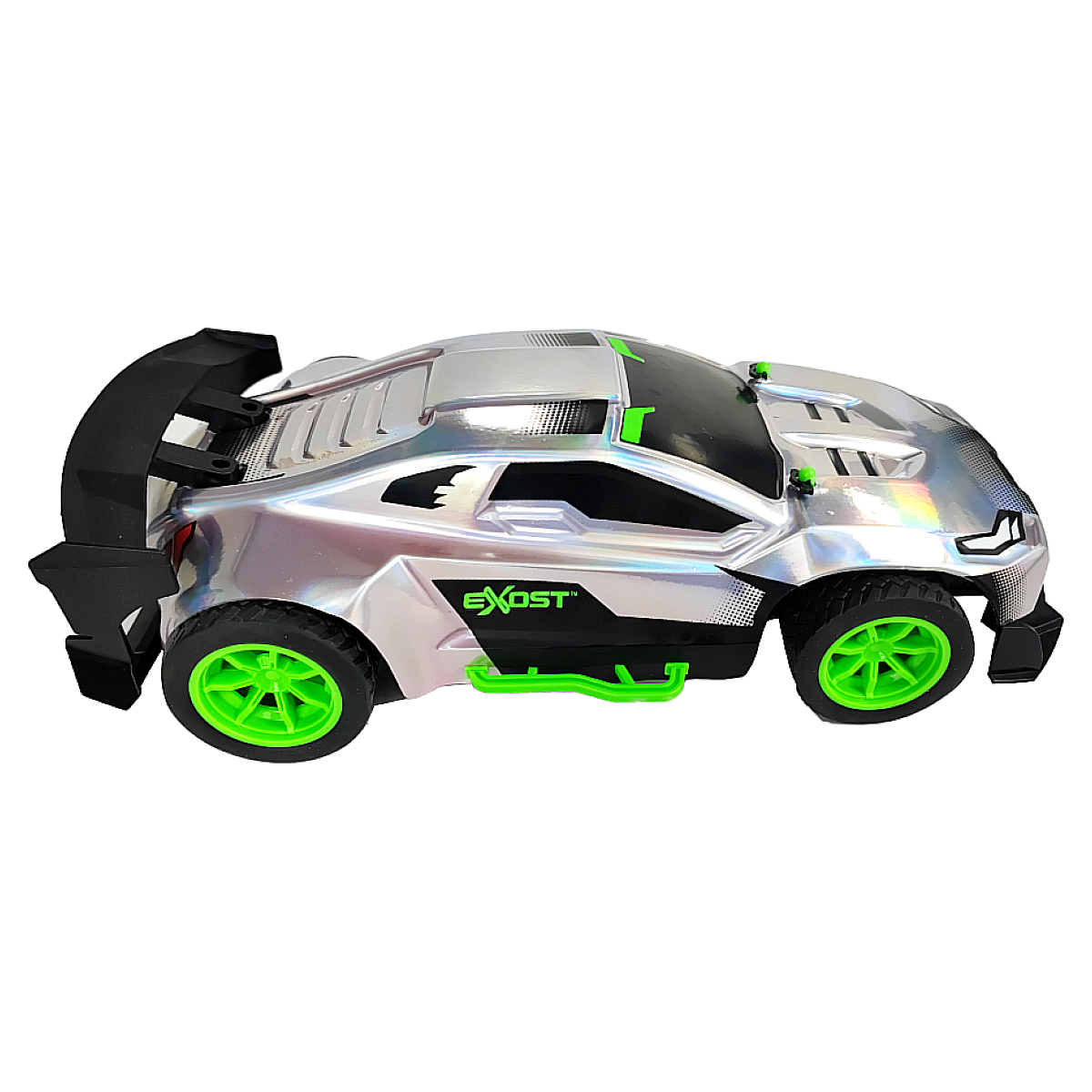 Silbernes Spielzeugauto mit grünen Rädern und Akzenten. Schwarzer Spoiler und der Text 'EXOST'.