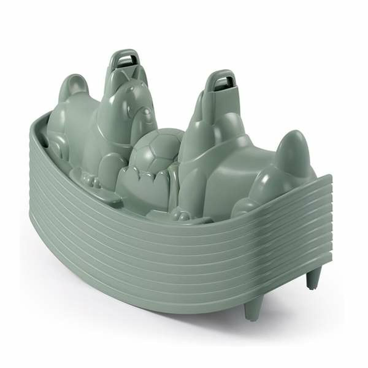 Ein grünes Plastik-Spielzeugboot mit Tierfiguren. Das Boot hat eine geschwungene Form.