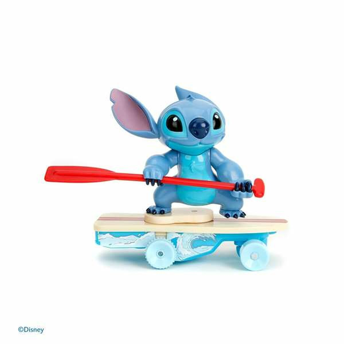 Stitch-Spielzeug auf einem Surfbrett, hält ein Paddel. Das Brett hat blaue Wellen. Disney-Logo sichtbar.