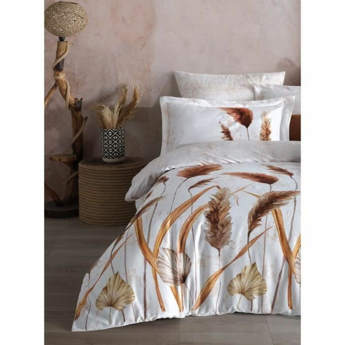Schlafzimmer mit weißer Bettwäsche, orangefarbenem Überwurf und gemustertem Raumteiler. Erdige Töne dominieren.