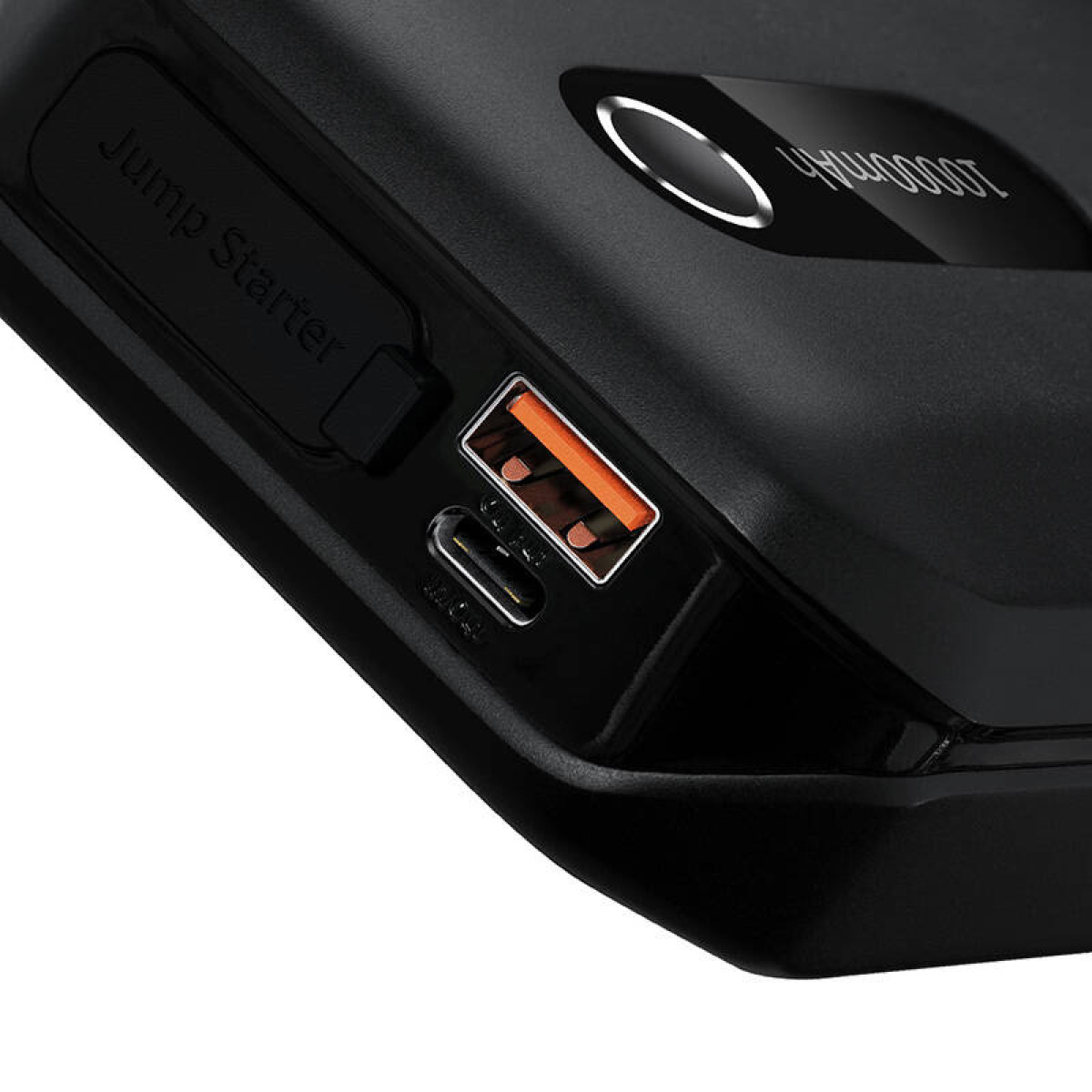 Zbliżenie czarnego rozrusznika, pokazujące porty ładowania i port rozrusznika. Posiada wyświetlacz.