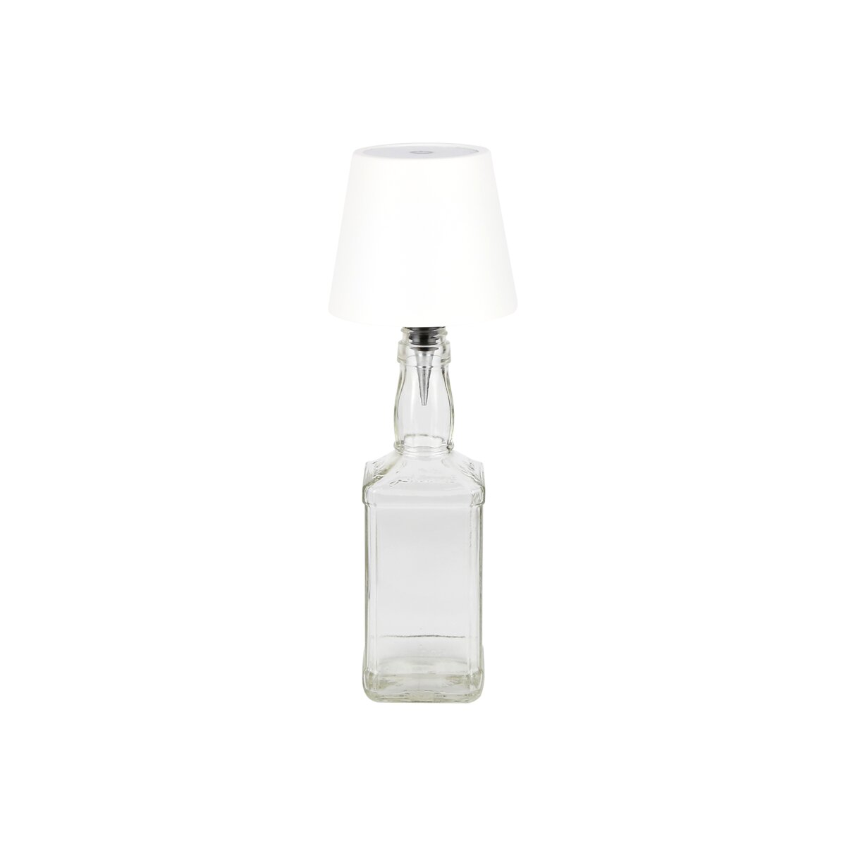 Eine Lampe aus einer klaren Glasflasche mit weißem Lampenschirm, vor weißem Hintergrund.