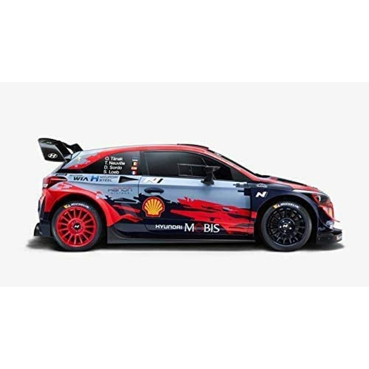 Un coche de carreras rojo, azul y negro con logotipos de patrocinadores y un gran alerón trasero sobre fondo blanco.