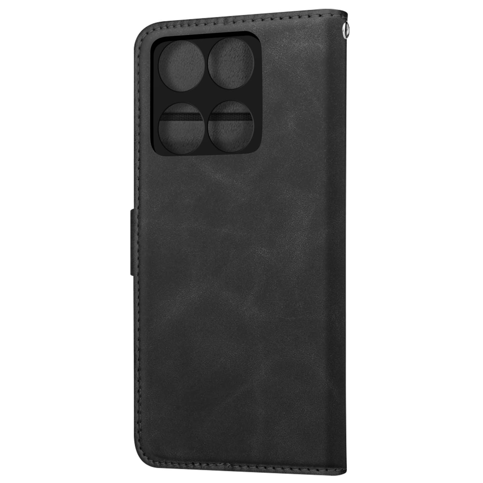 Custodia per telefono nera con quattro fori per la fotocamera. La custodia è chiusa. Ci sono cuciture sui bordi.