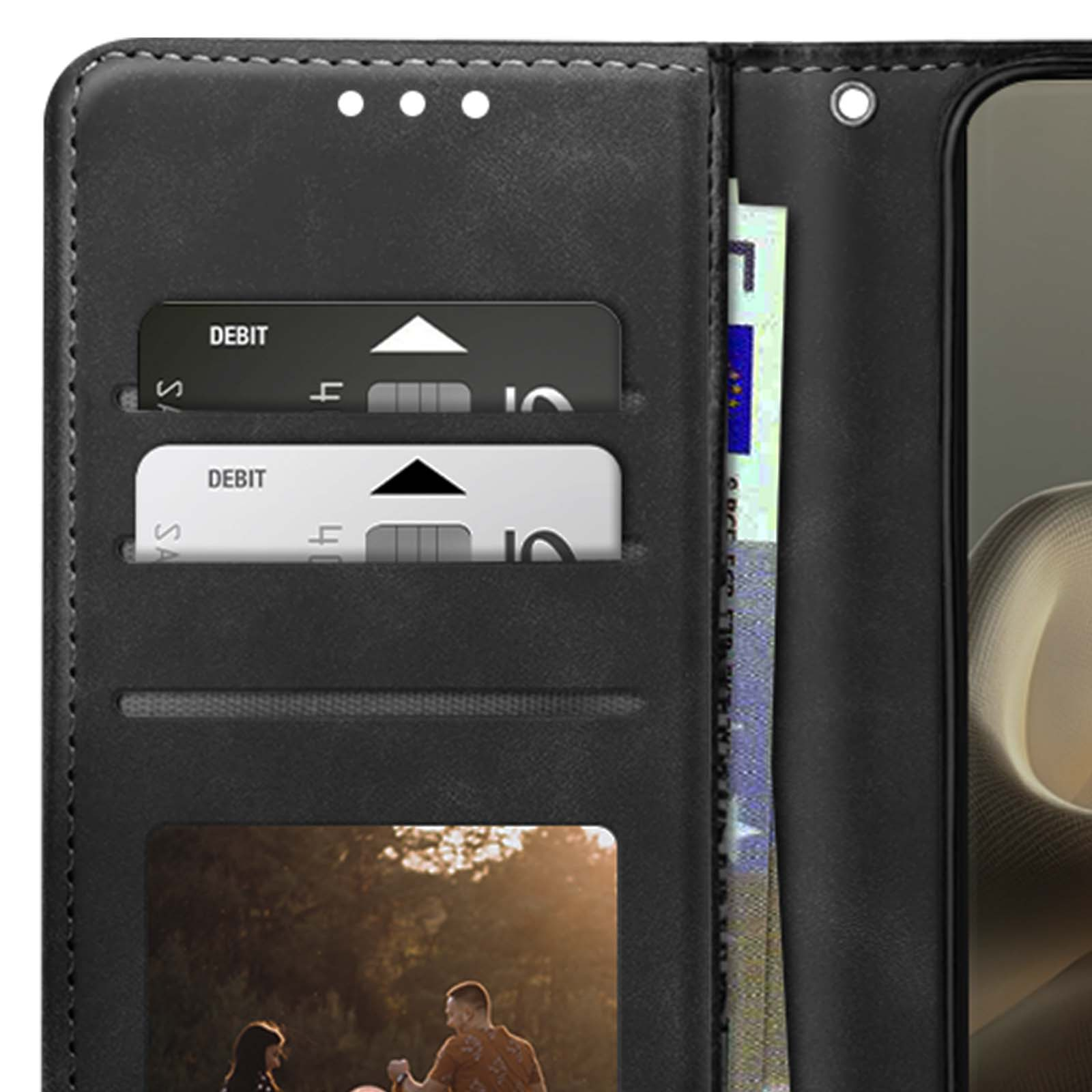 Portafoglio per telefono in pelle nera con fessure per carte di credito e un'immagine. Le carte di debito sono visibili.