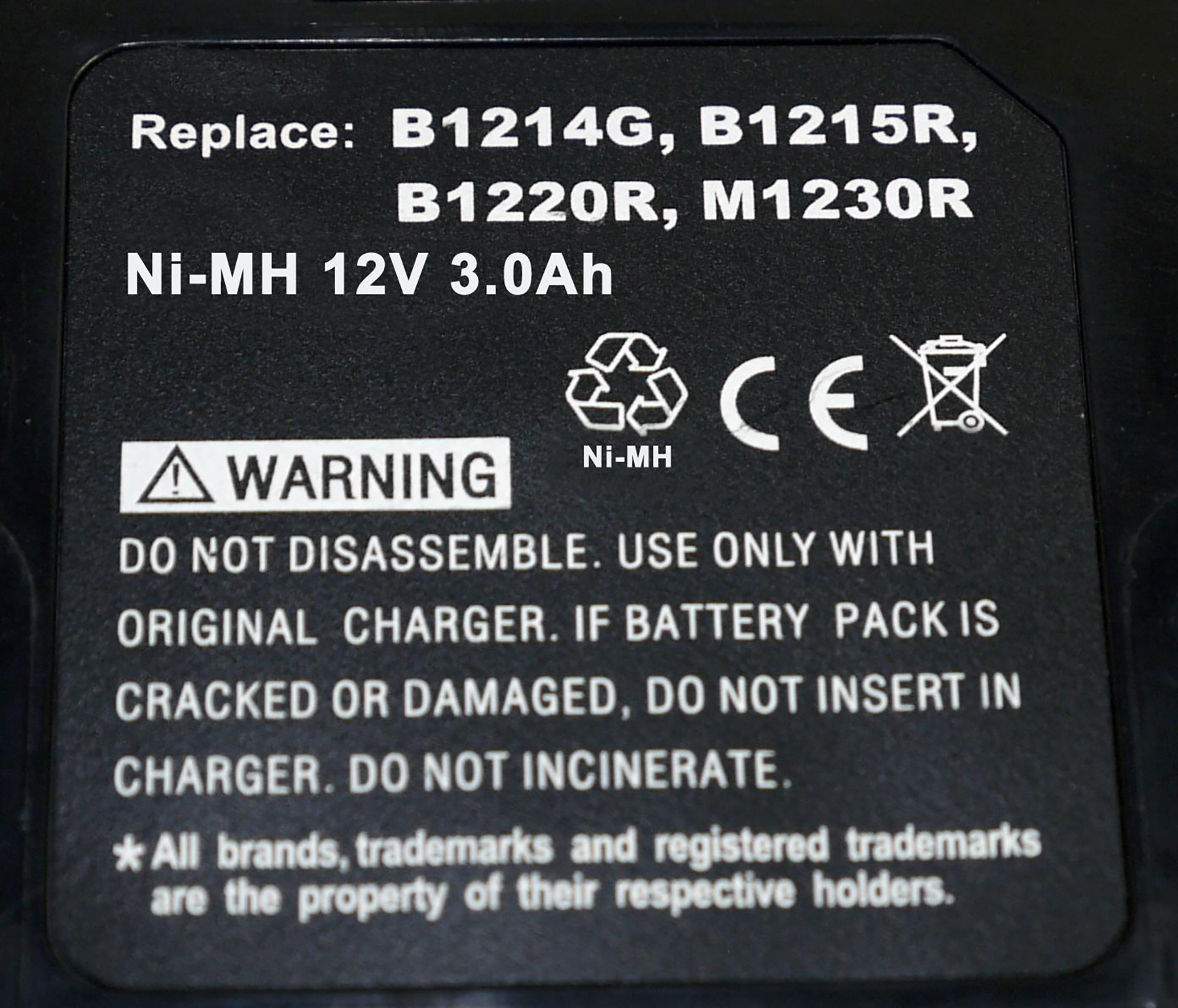 Ein schwarzes Etikett mit Text, Warnungen und Symbolen, einschließlich einer Batterie-Warnung.