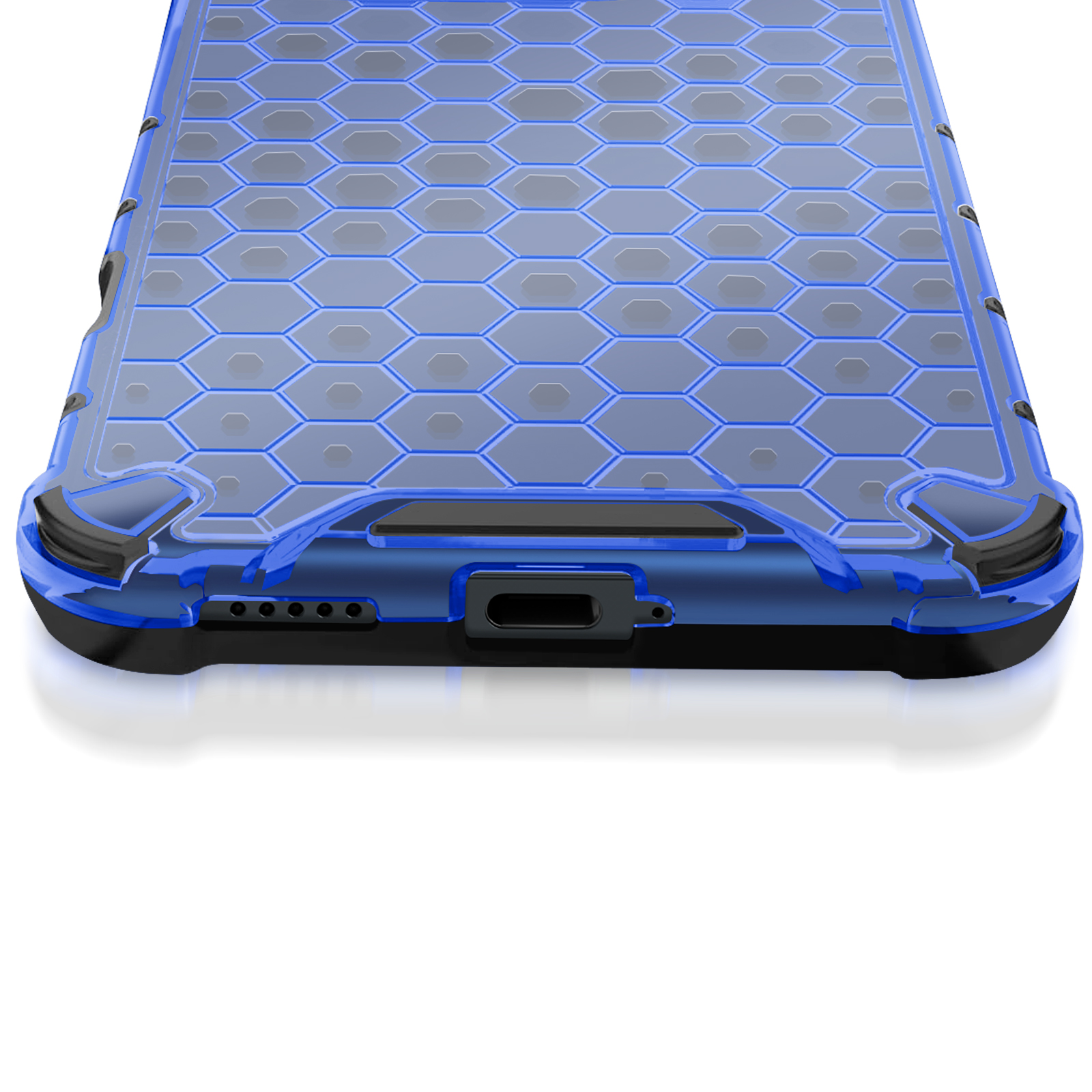 Primo piano di una custodia blu per telefono, che mostra il motivo a nido d'ape e la porta di ricarica.