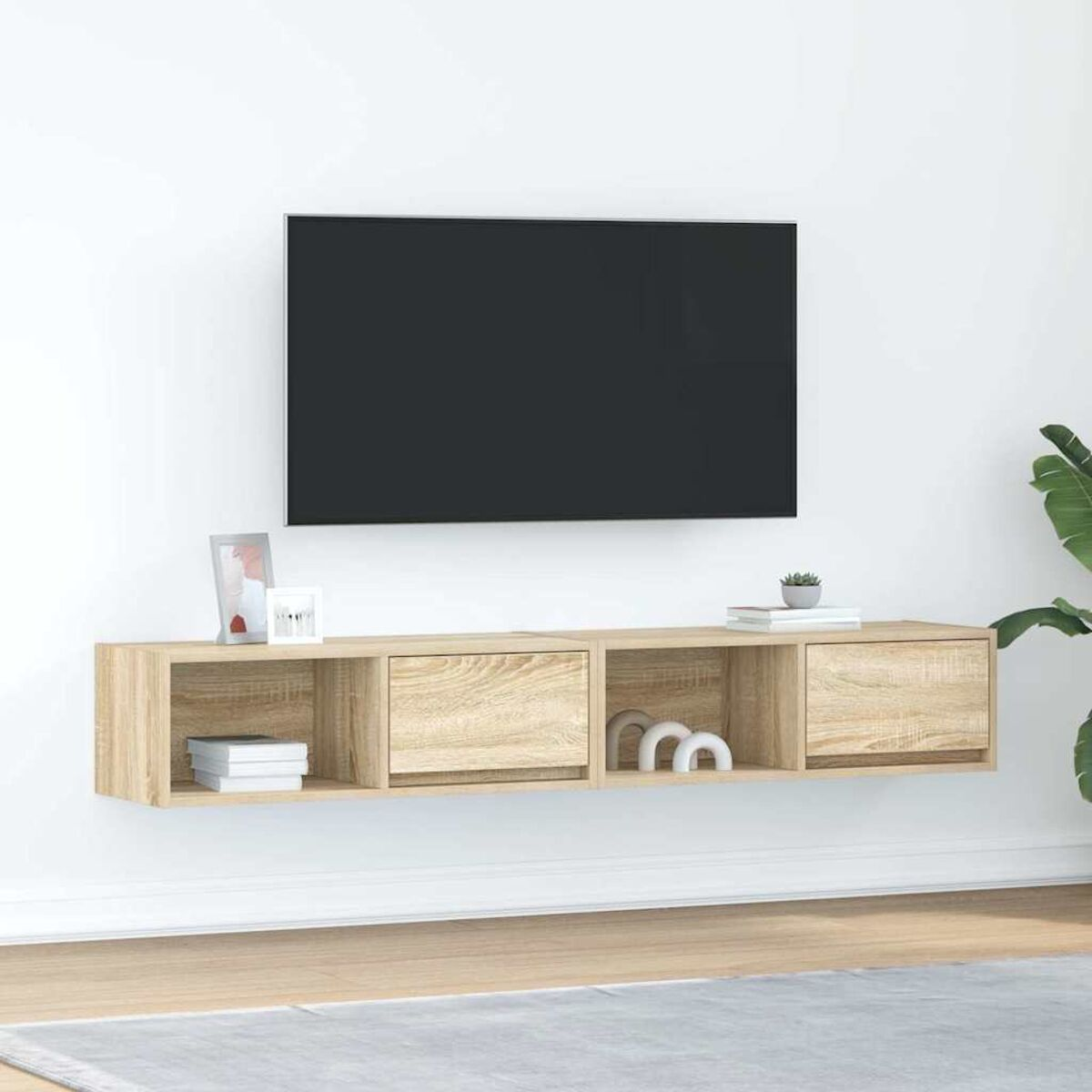 Ein Holzregal mit einem schwarzen Fernseher darüber. Bücher und Dekorationen auf dem Regal.