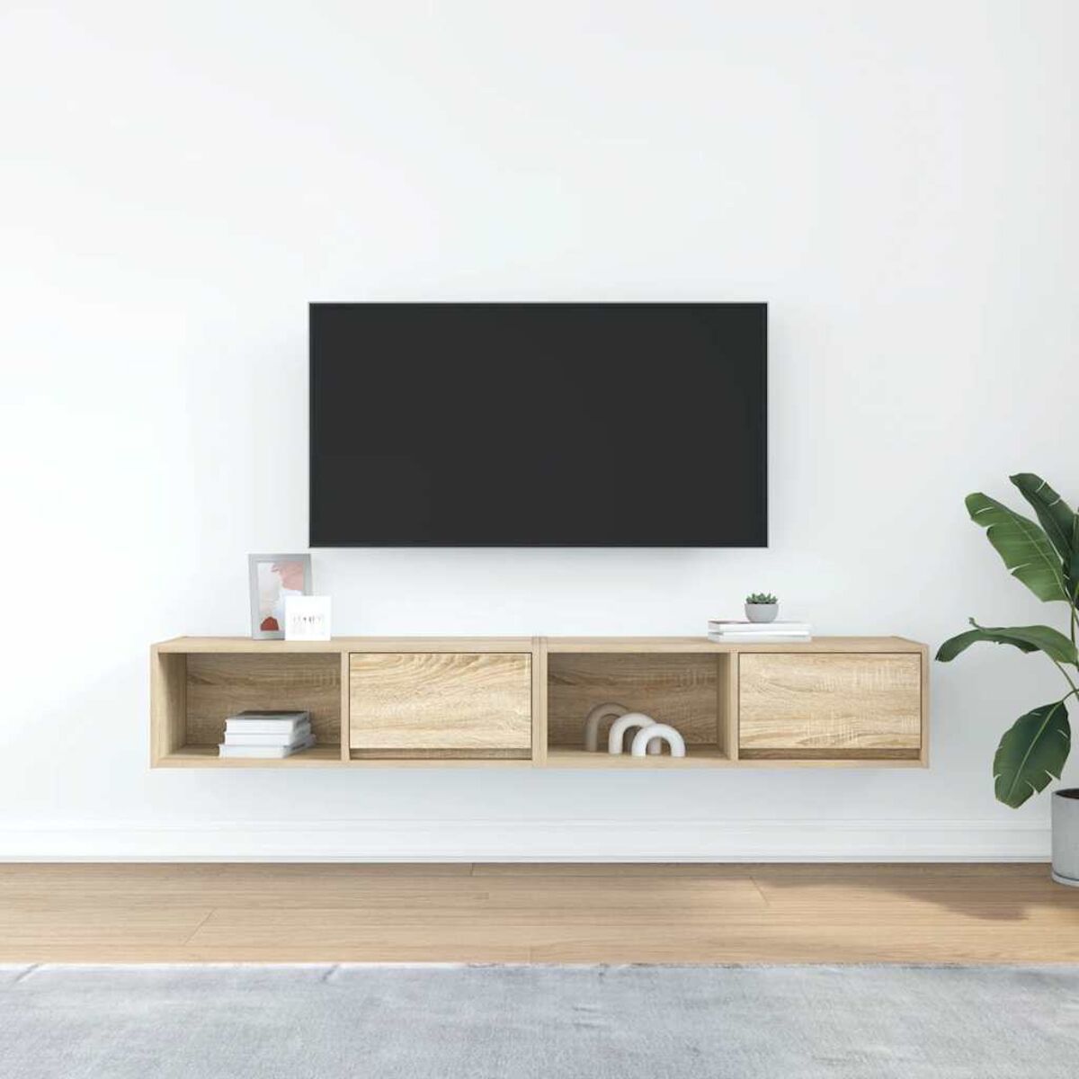 Eine Wand mit Fernseher, Holzregal, Deko und Pflanze. Holzboden.