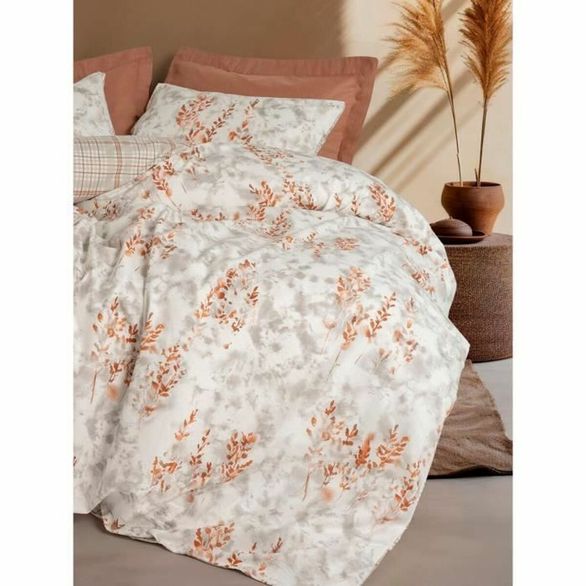 Bett mit Bettwäsche mit Blumenmuster, Kissen, einem Beistelltisch mit Pflanze und braunen Akzenten.