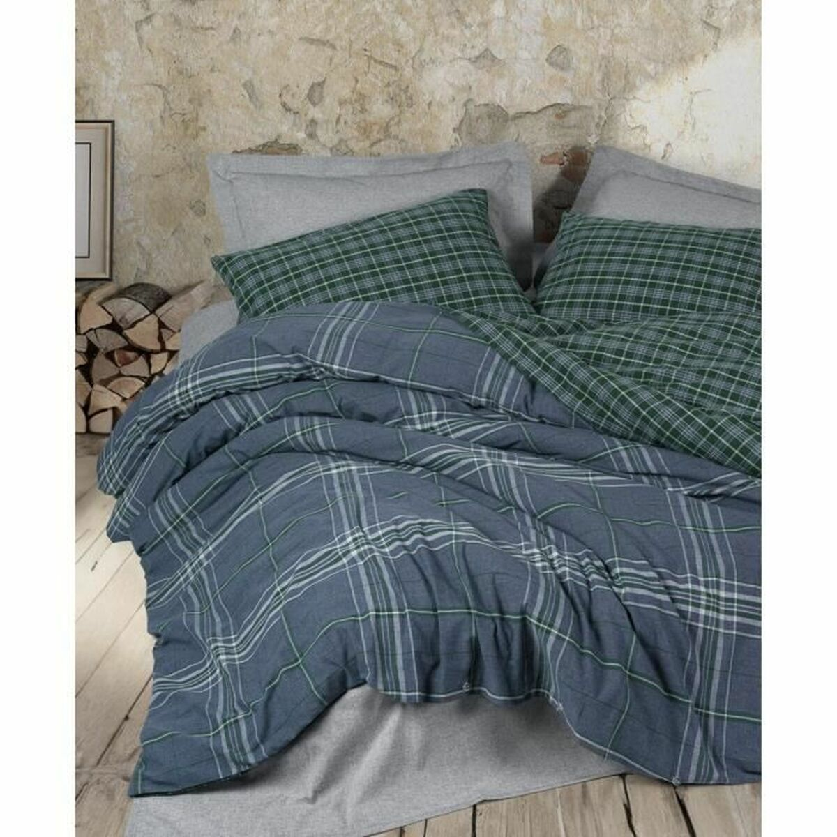 Bett mit blau-grün kariertem Bettbezug und Kissenbezügen. Der Hintergrund hat einen rustikalen Charakter.