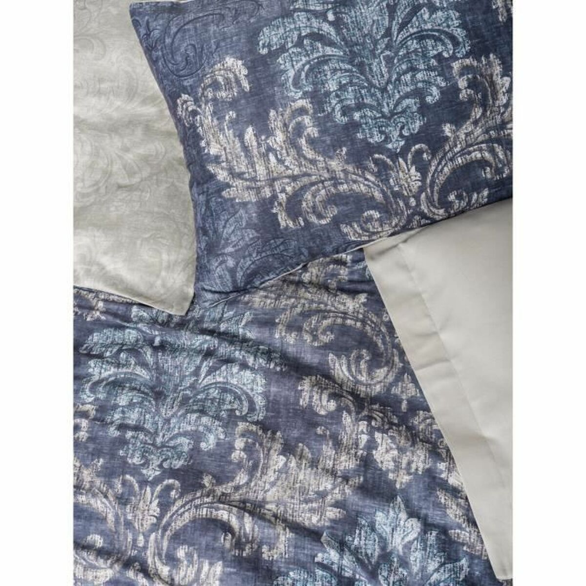 Bettwäsche-Set mit marineblauem Blumenmuster.
