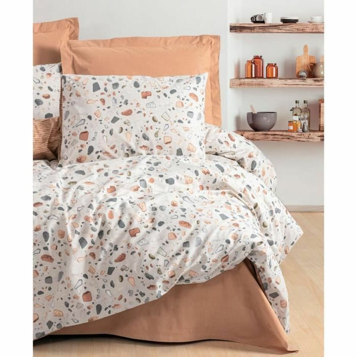 Bettwäsche-Set mit floralem Design und Terrakotta-Akzenten.