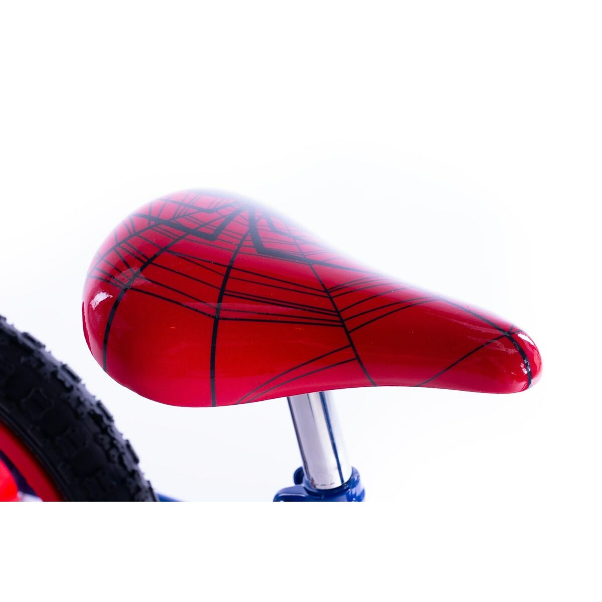 Sella bici Spider-Man rossa con design a ragnatela nera, montata su telaio blu, su sfondo bianco.